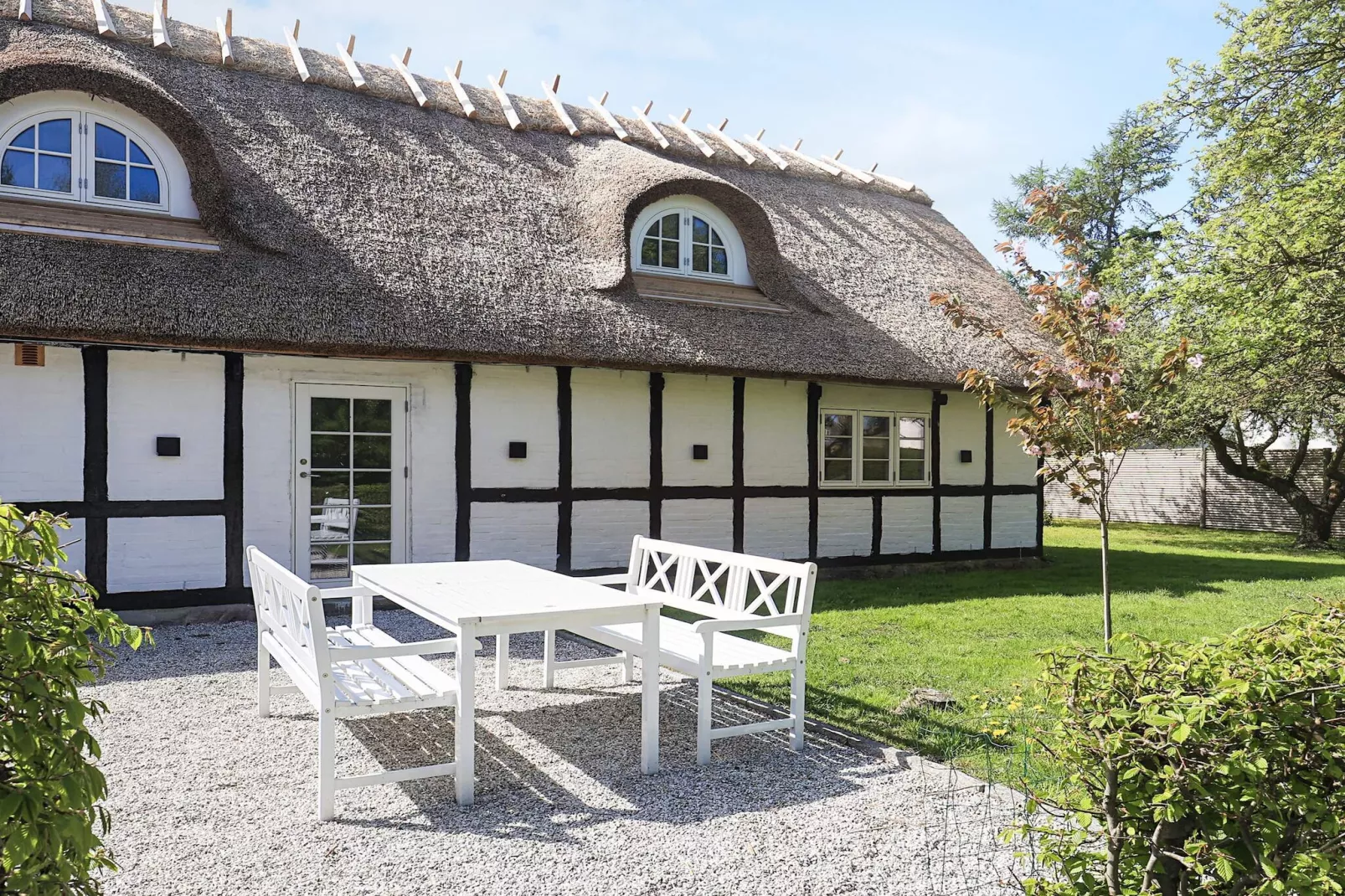 Idyllic Thatched Cottage Retreat-By Traum-View