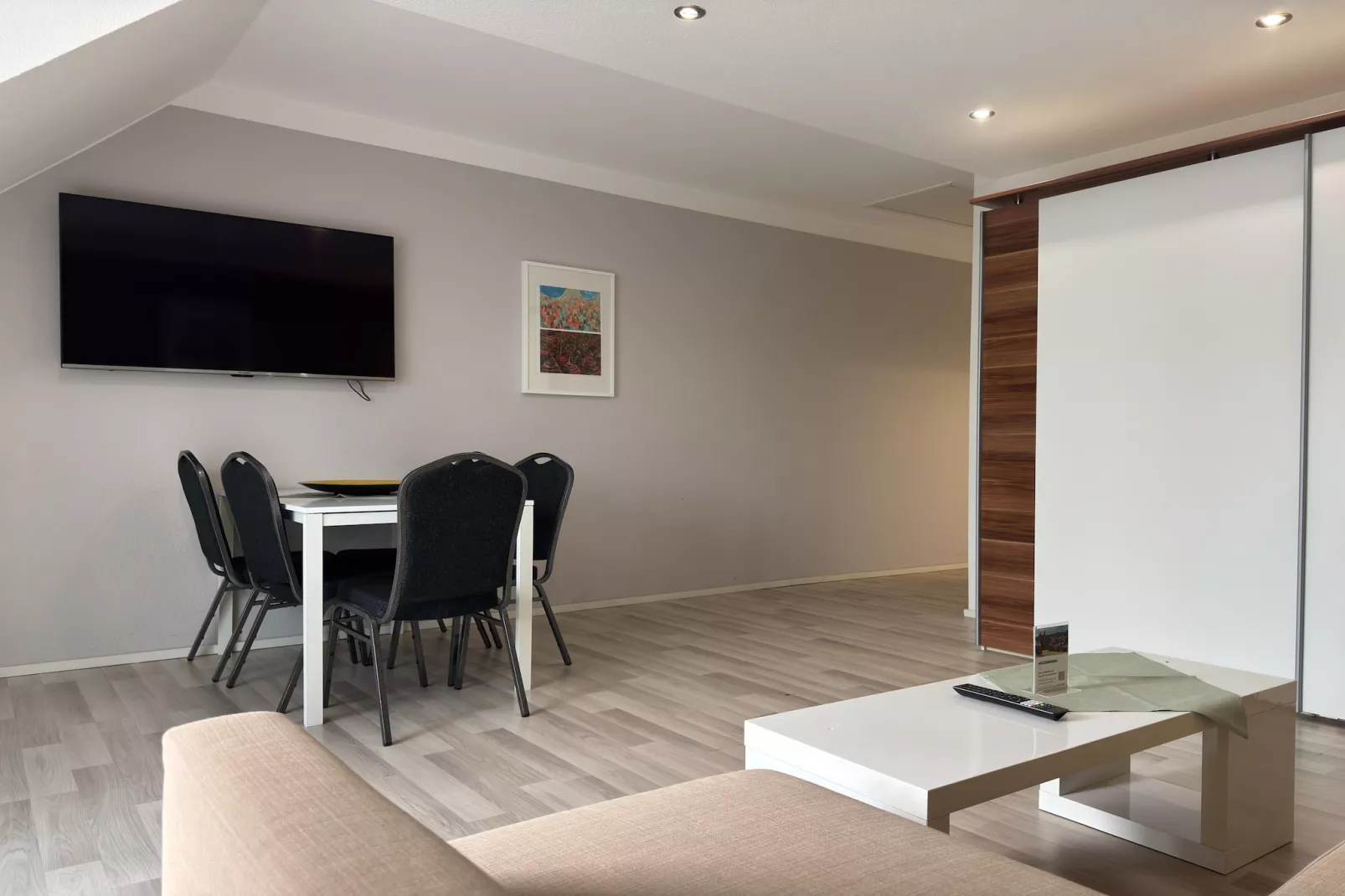 4 Personen App-Salon