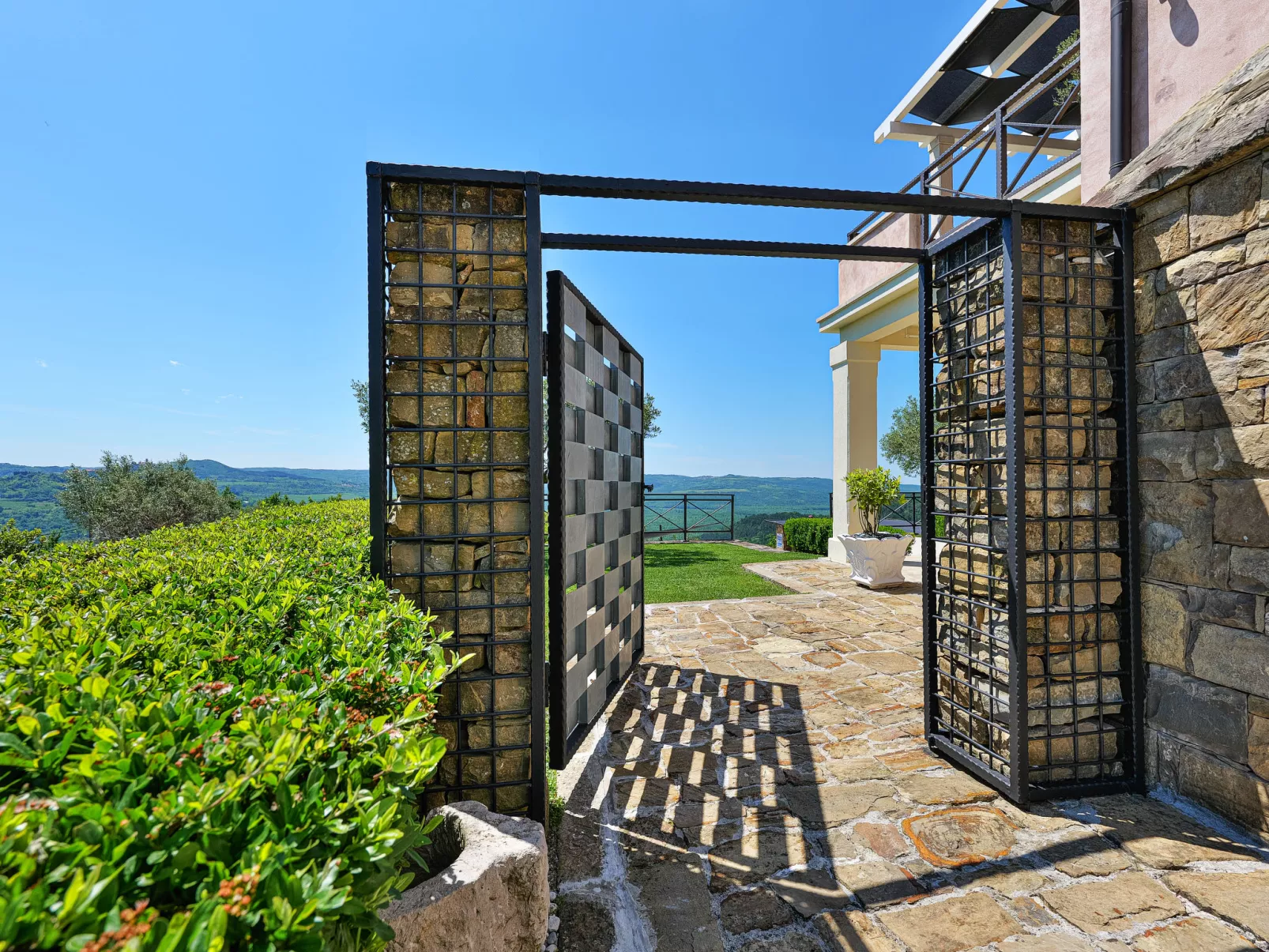 Villa Over the Hilltop-Draußen