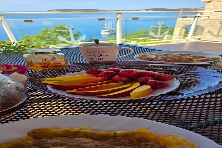 Indy's Beach Apartments- Studio Apartment with Patio and Sea View-Terrace