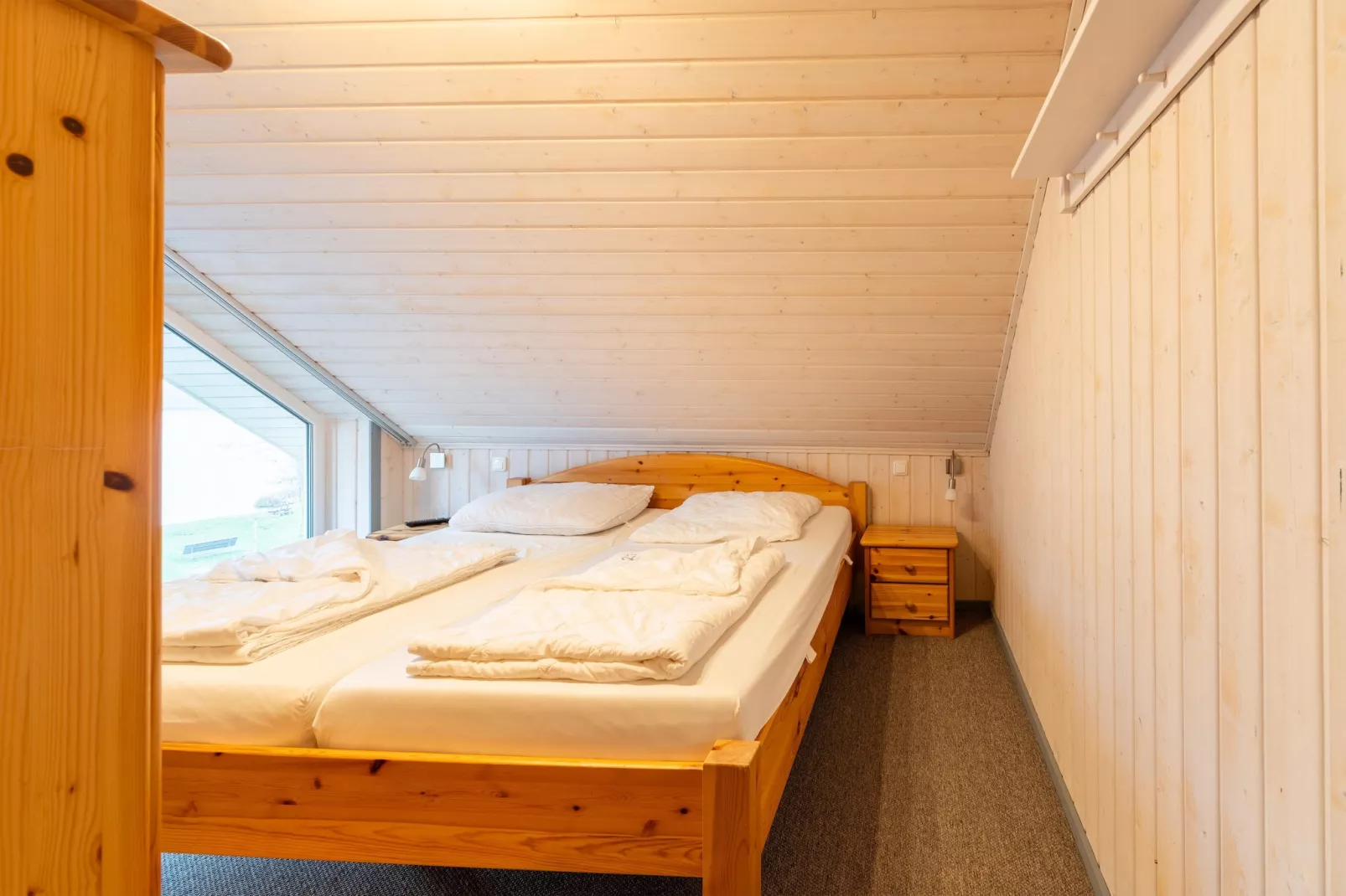 Schwan 290-Bedroom