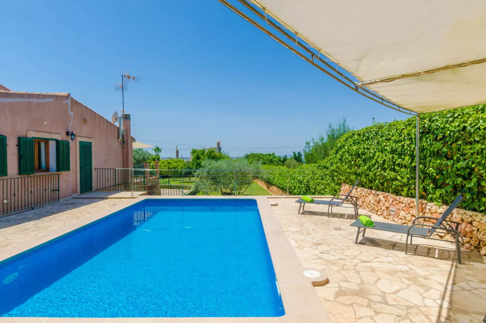 Son Frau-Pool