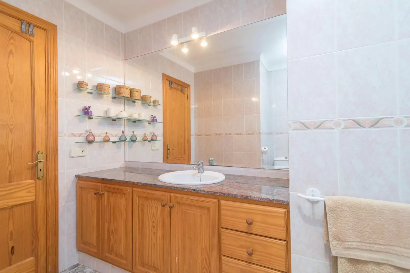 Ca'n Canastro-Bathroom