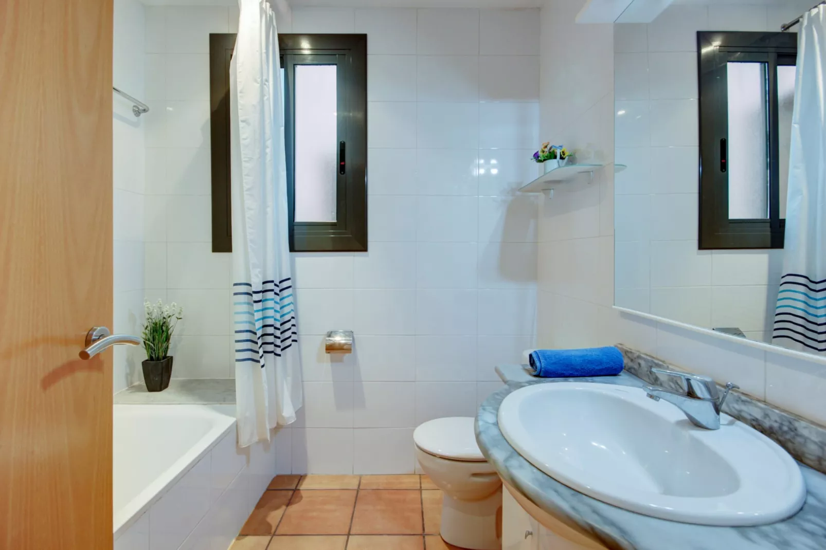 P.C. LLEVANT 3 1 Roses-Bathroom