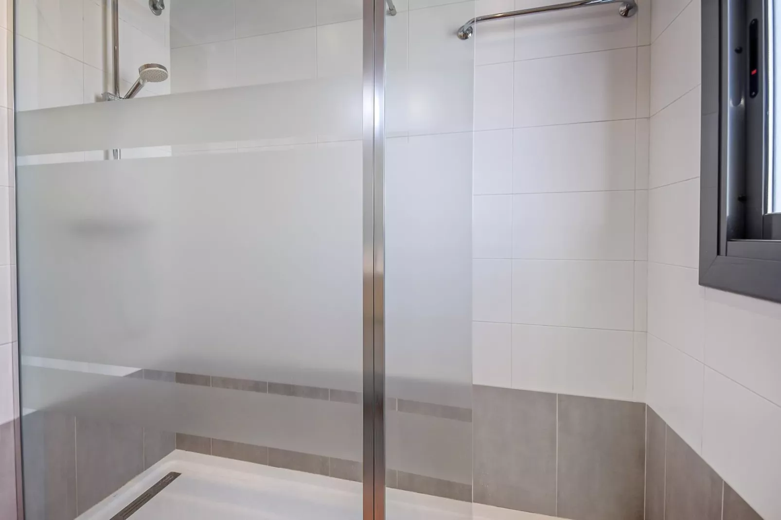 P.C. GREGAL 4 ATICO Roses-Bathroom
