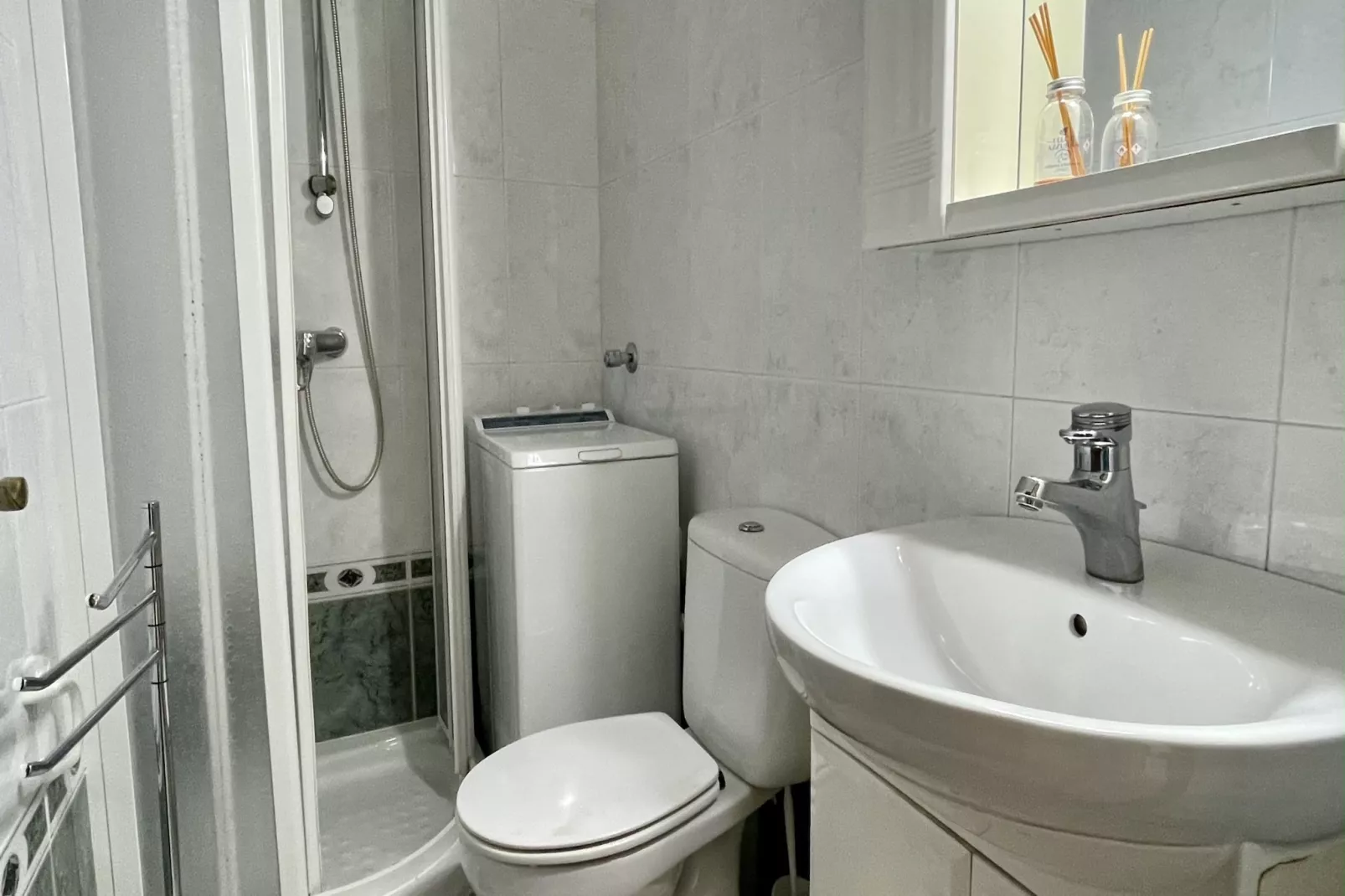 VOLENDAM 18-Bathroom