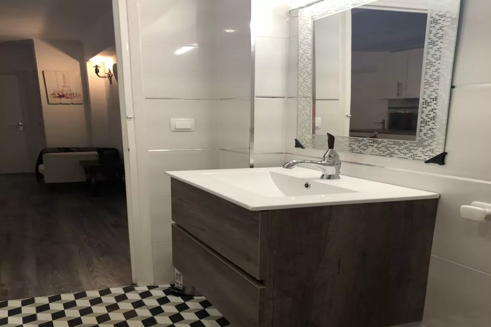MONTGRIS 2-9-Bathroom