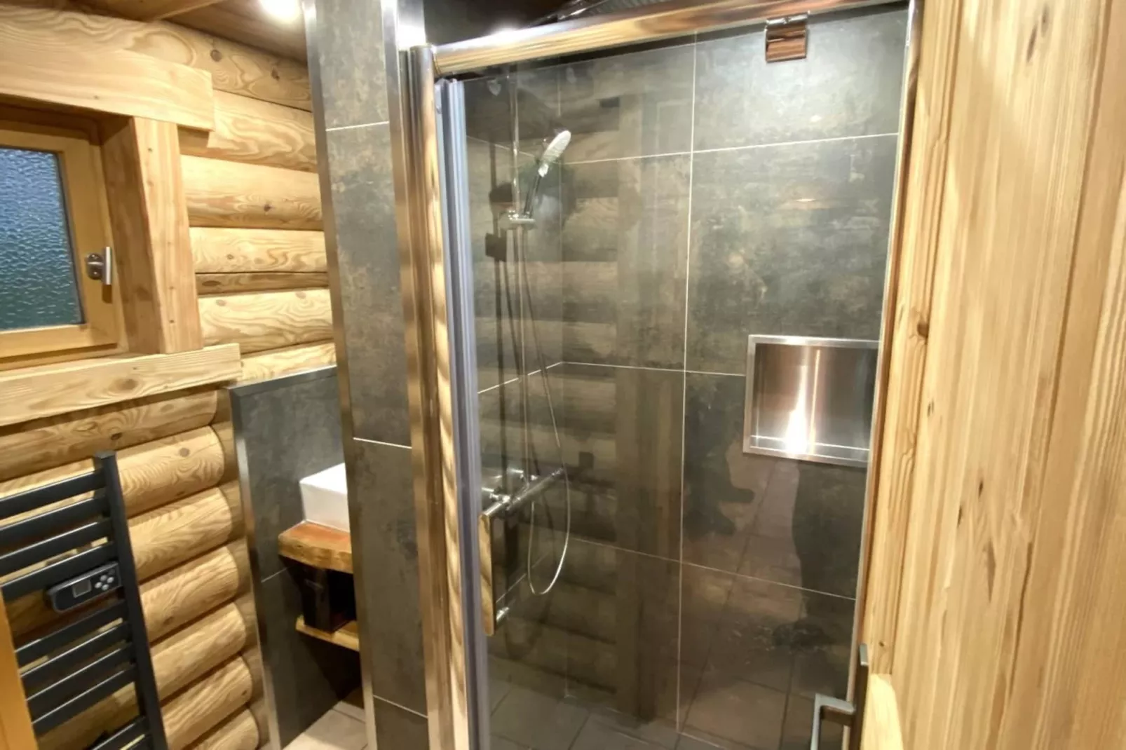 L'OURS NOIR Chalet en rondins-Badezimmer