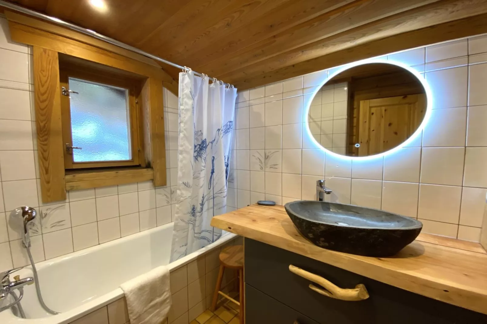 LE GRAND CERF  Chalet en rondins avec SPA Jacuzzi-Badezimmer