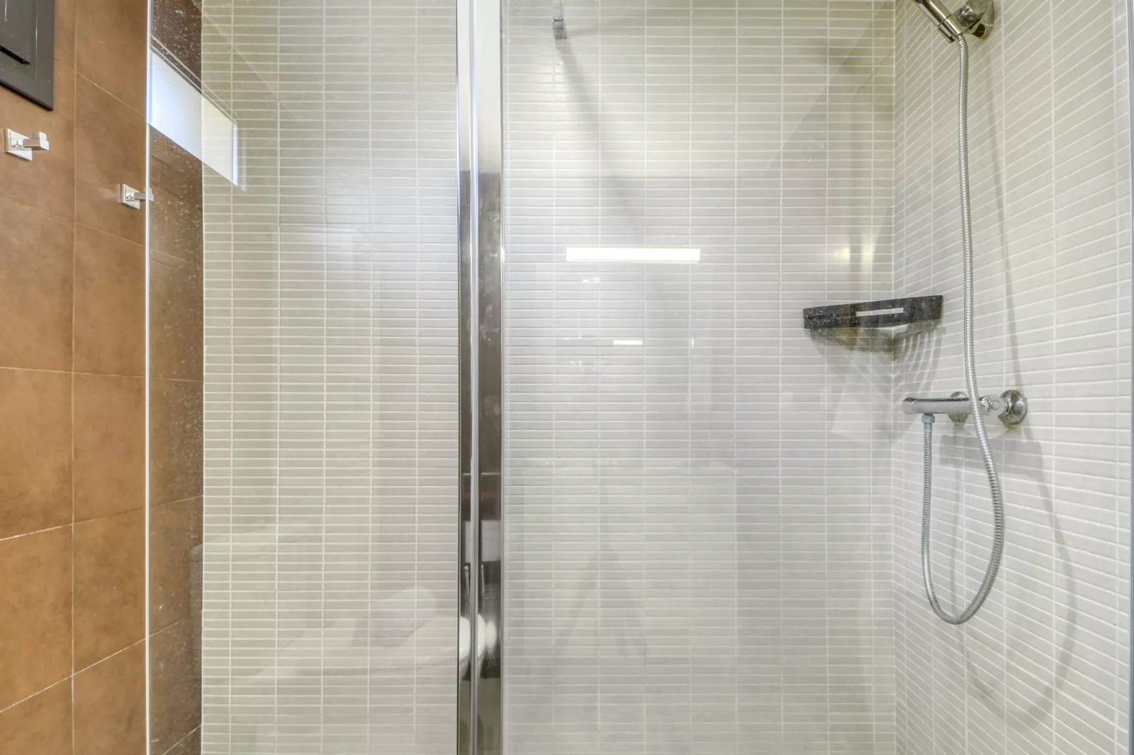 MARITIM 2 D Roses-Bathroom