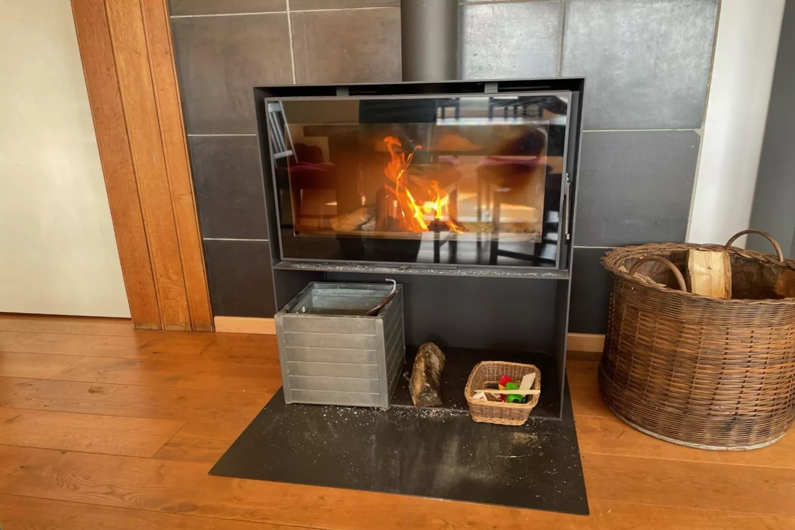 Schöne freistehende Villa mit Sauna in Érezée-Wohnzimmer
