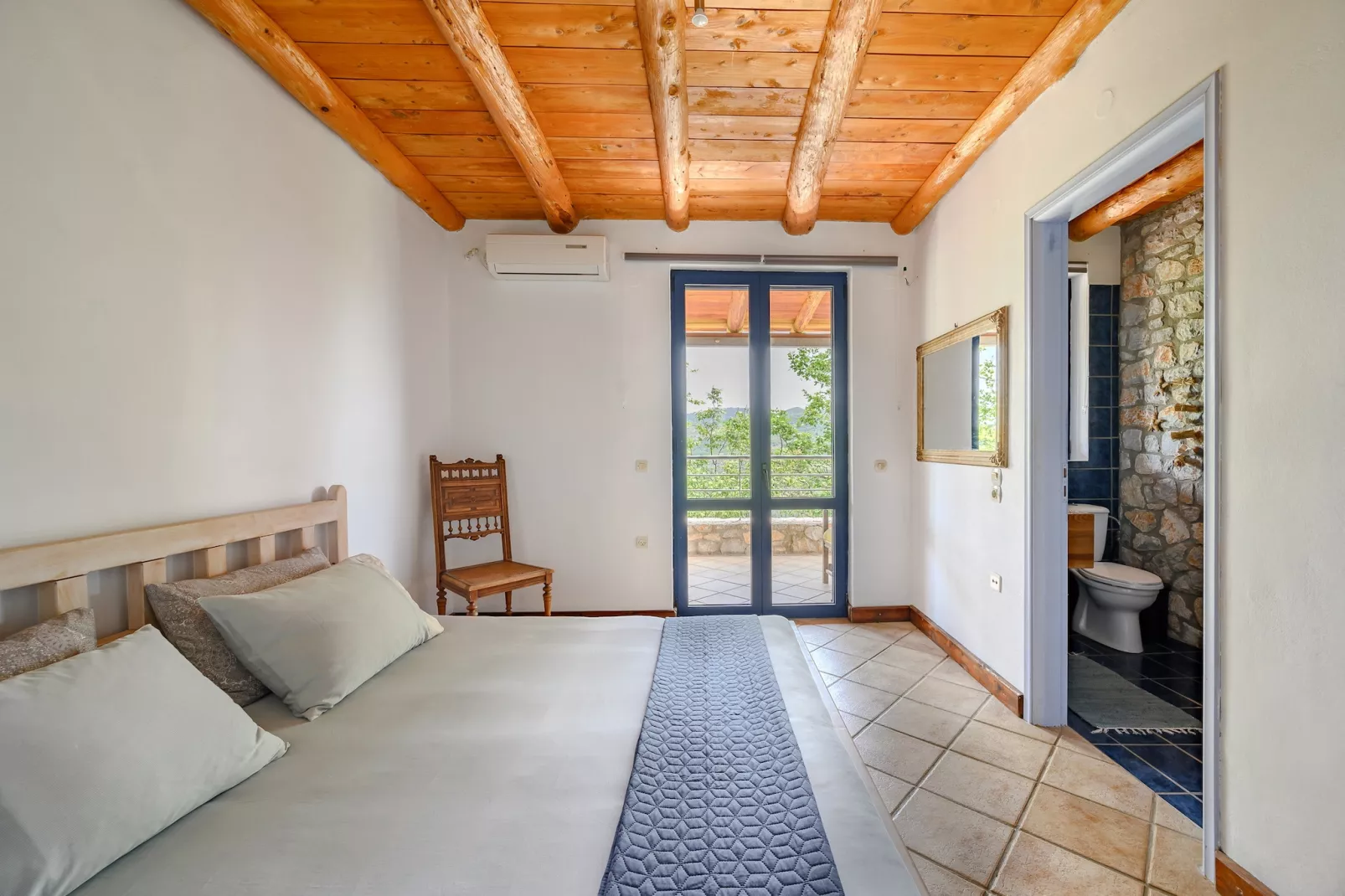 Rozare-Bedroom