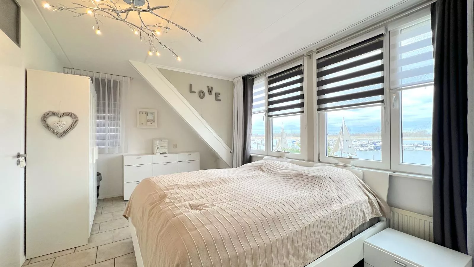 Maaszicht-Bedroom