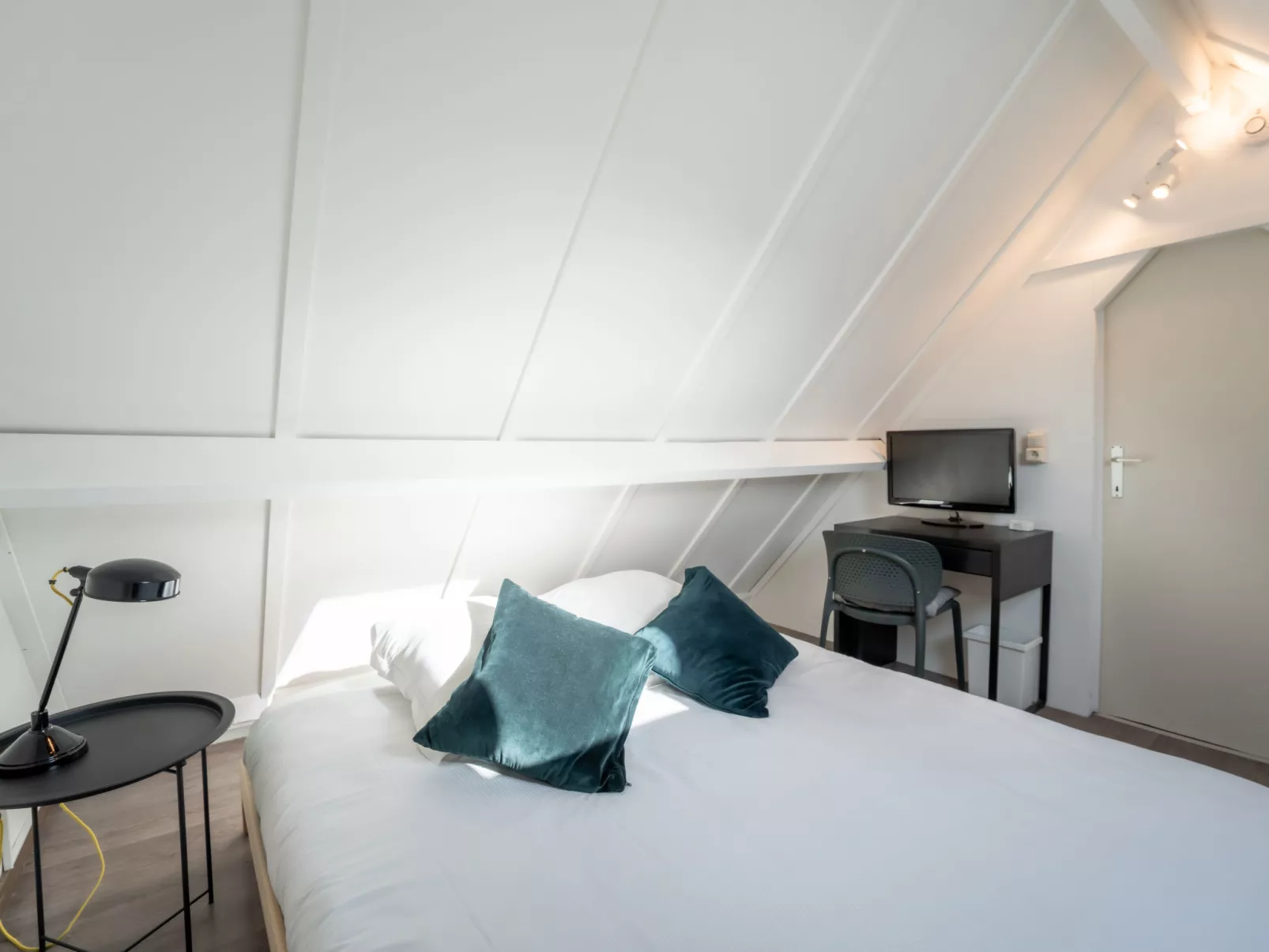 Beluga with parking and shared pool-Inside