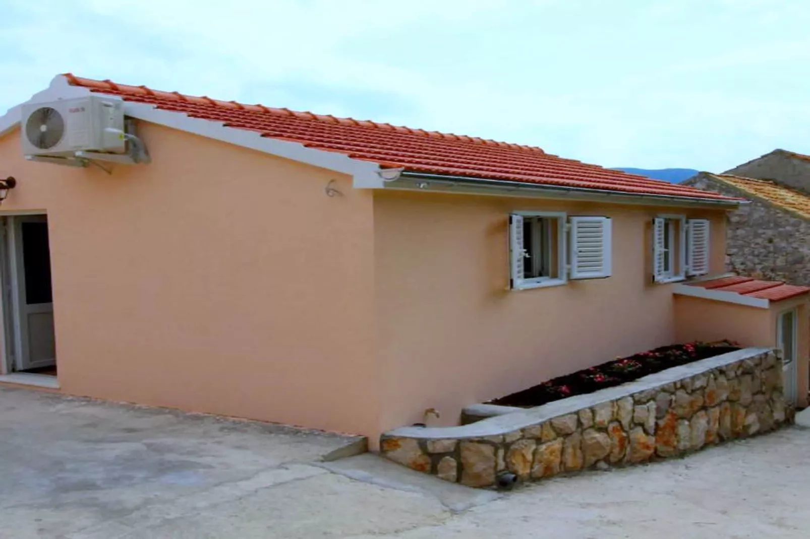 Apartments Memunić - One Bedroom Apartment with Balcony and Sea View (CRVENI)-Outdoor