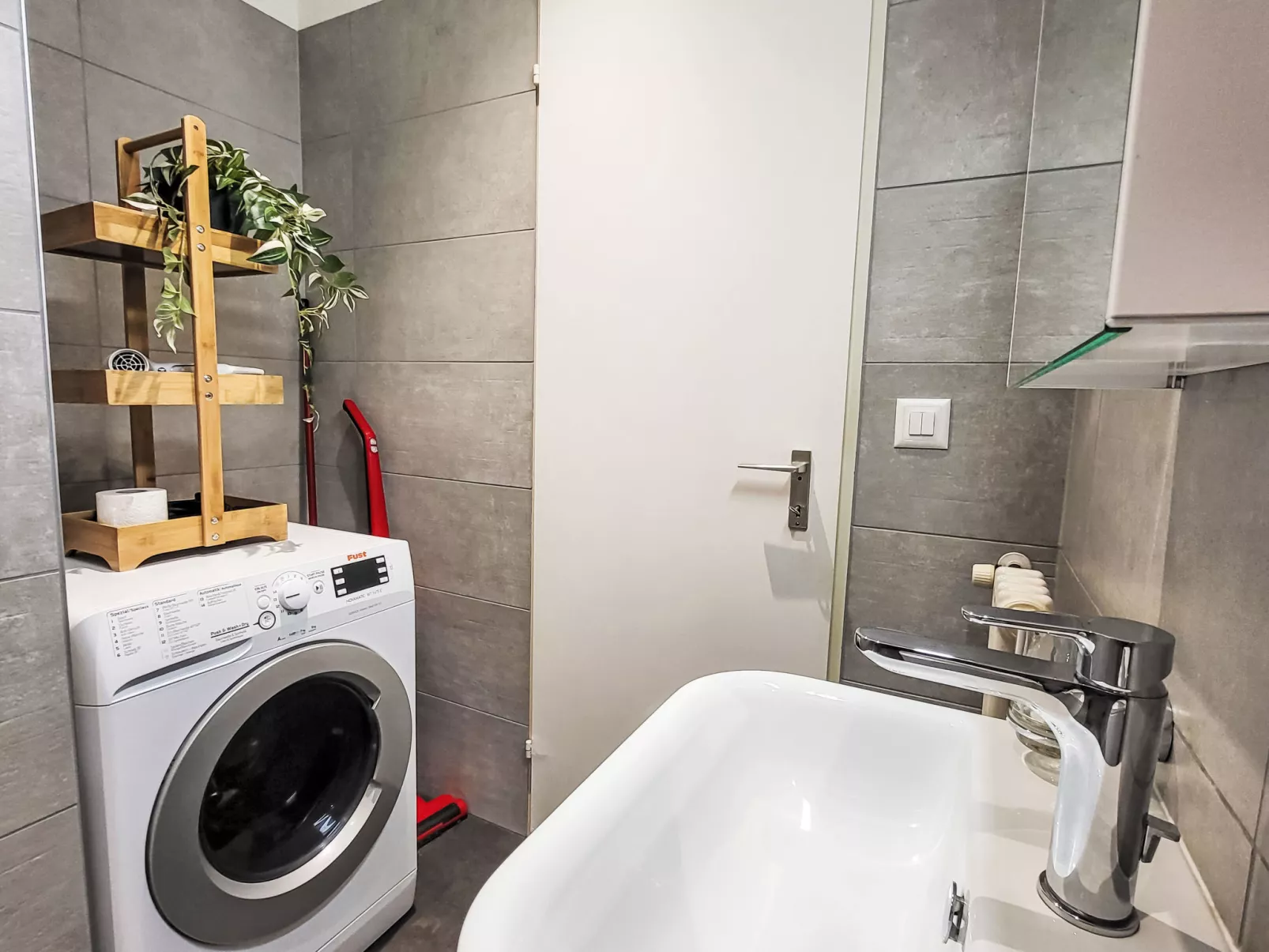 White Locarno Apt.1-Inside