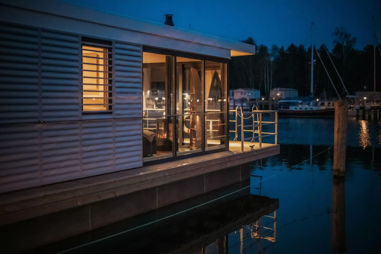 Hausboot in Peenemünde-Außenbereich Sommer