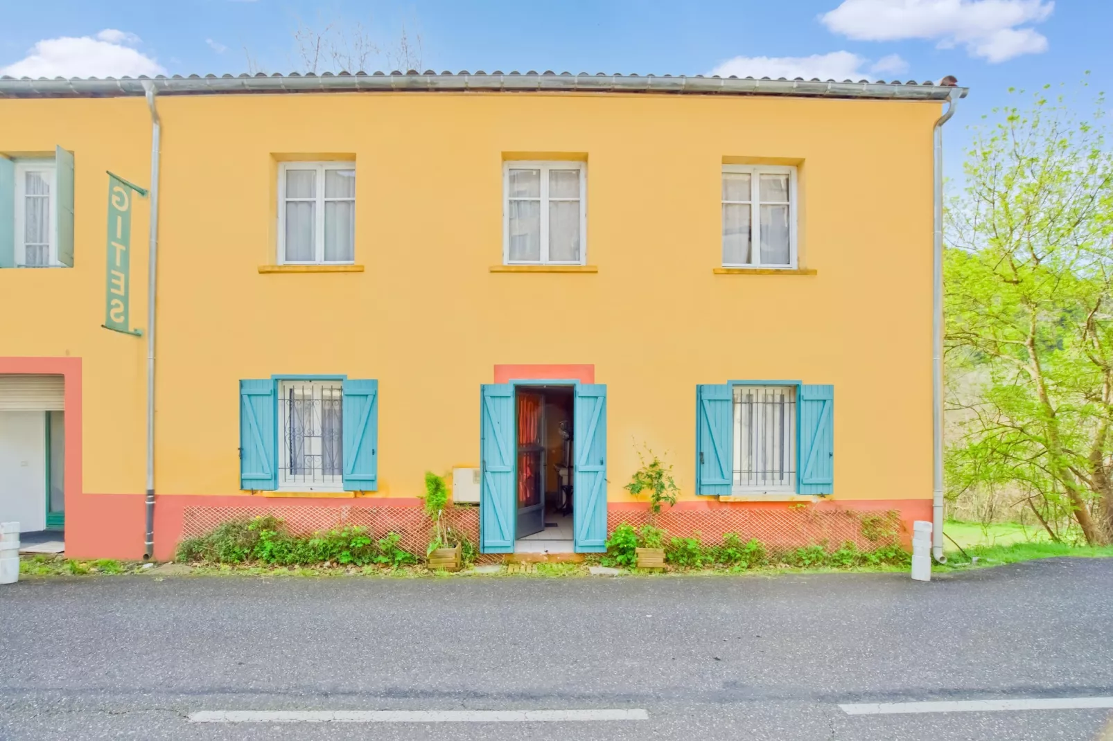 L'Atelier des Fileuses-Exterior summer