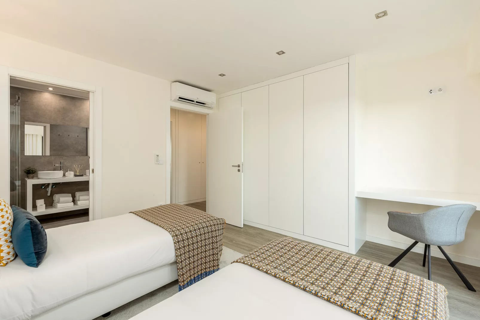 YOUROPO - Central-Bedroom