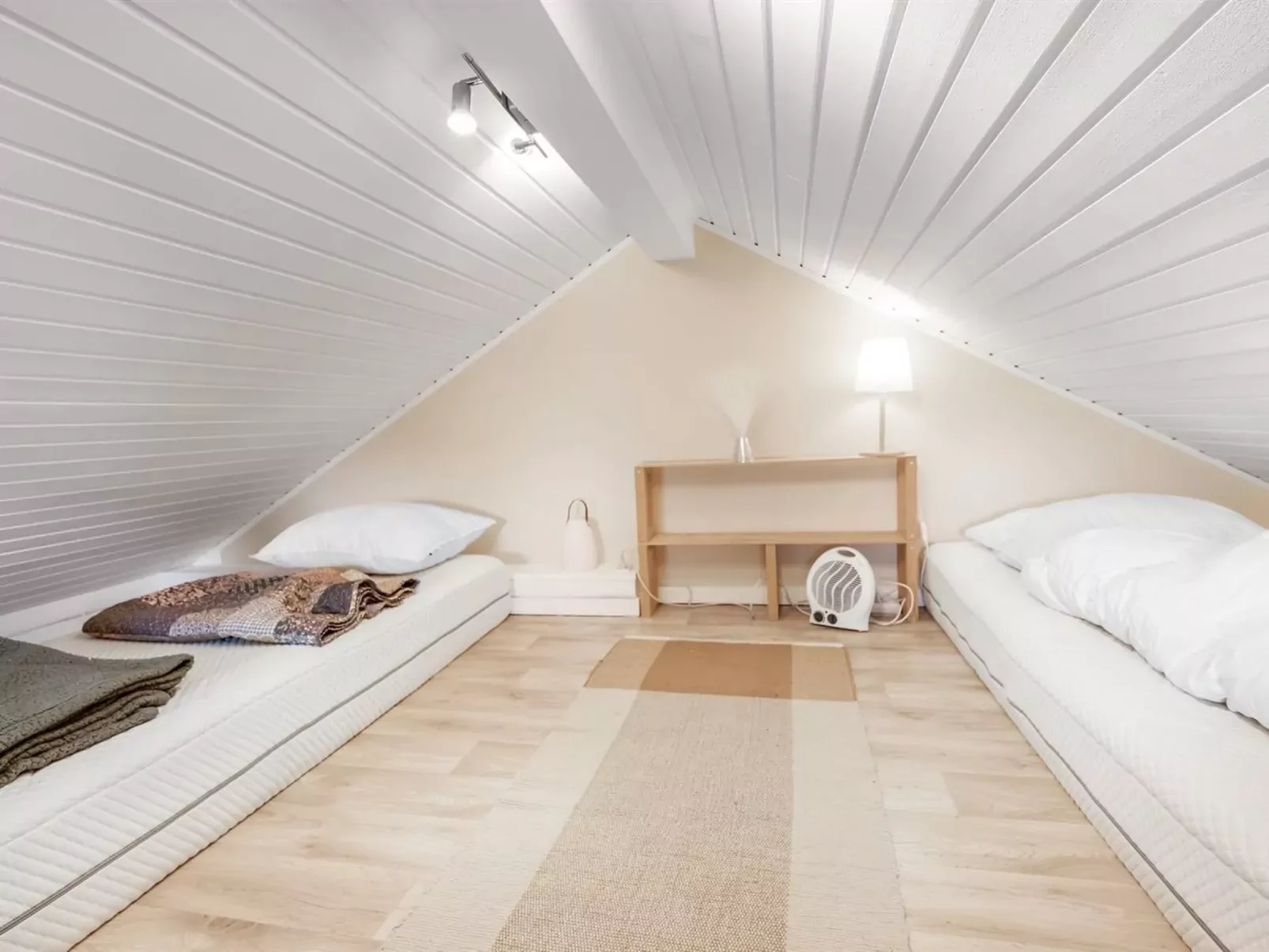"Hughe" - 1.3km from the sea-Inside
