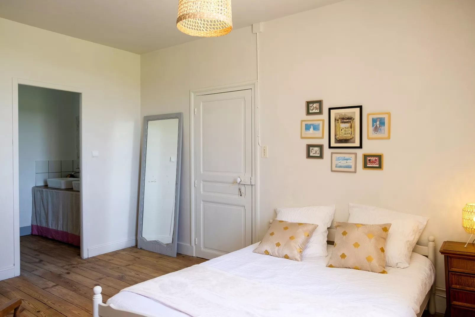 Maison de charme avec piscine à Coubejours-Bedroom