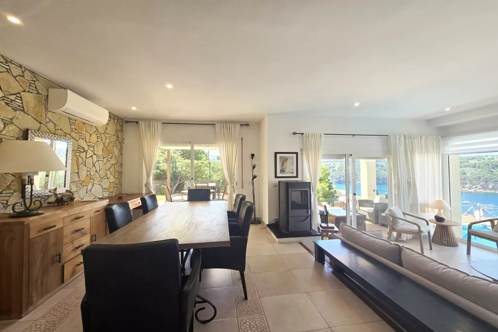Isabelle-Dining room