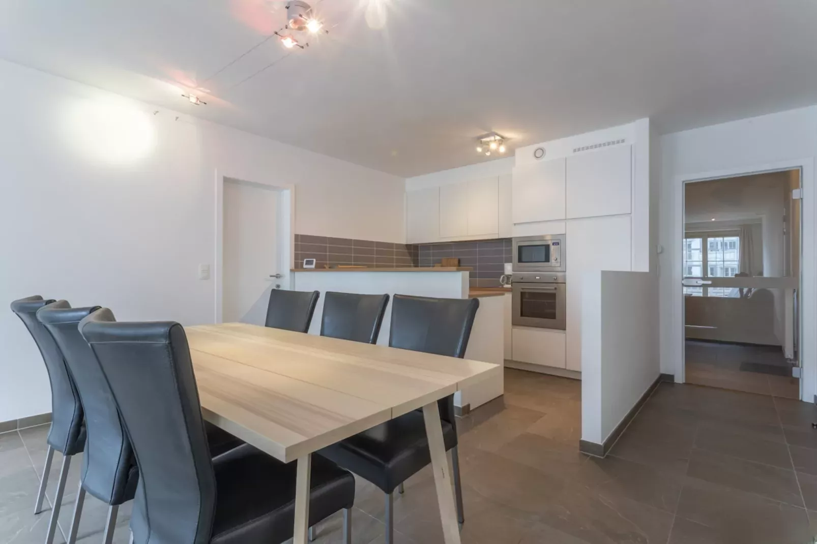 Wilcé 0102-Dining room