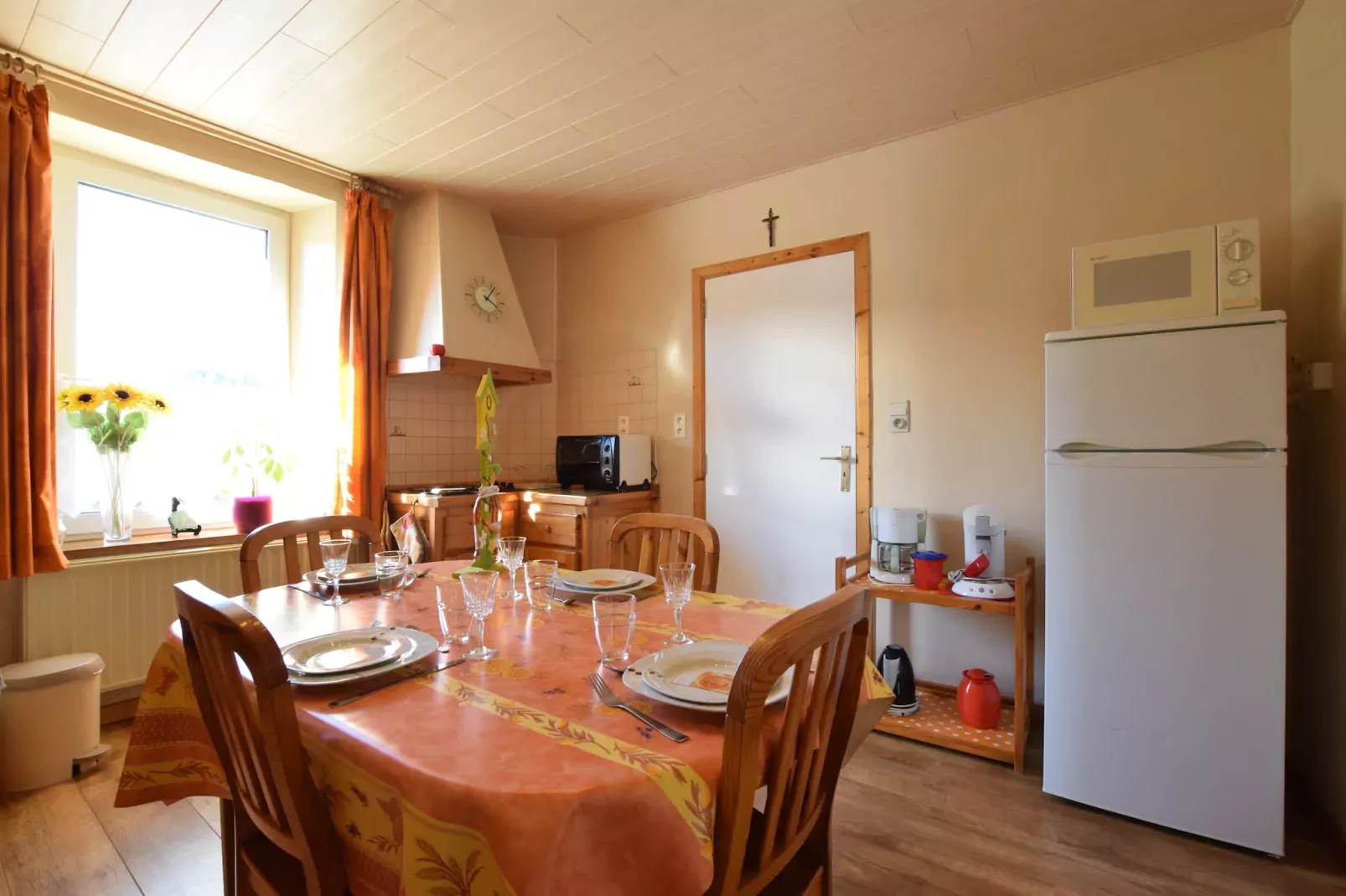 Le Simplement 2-Dining room