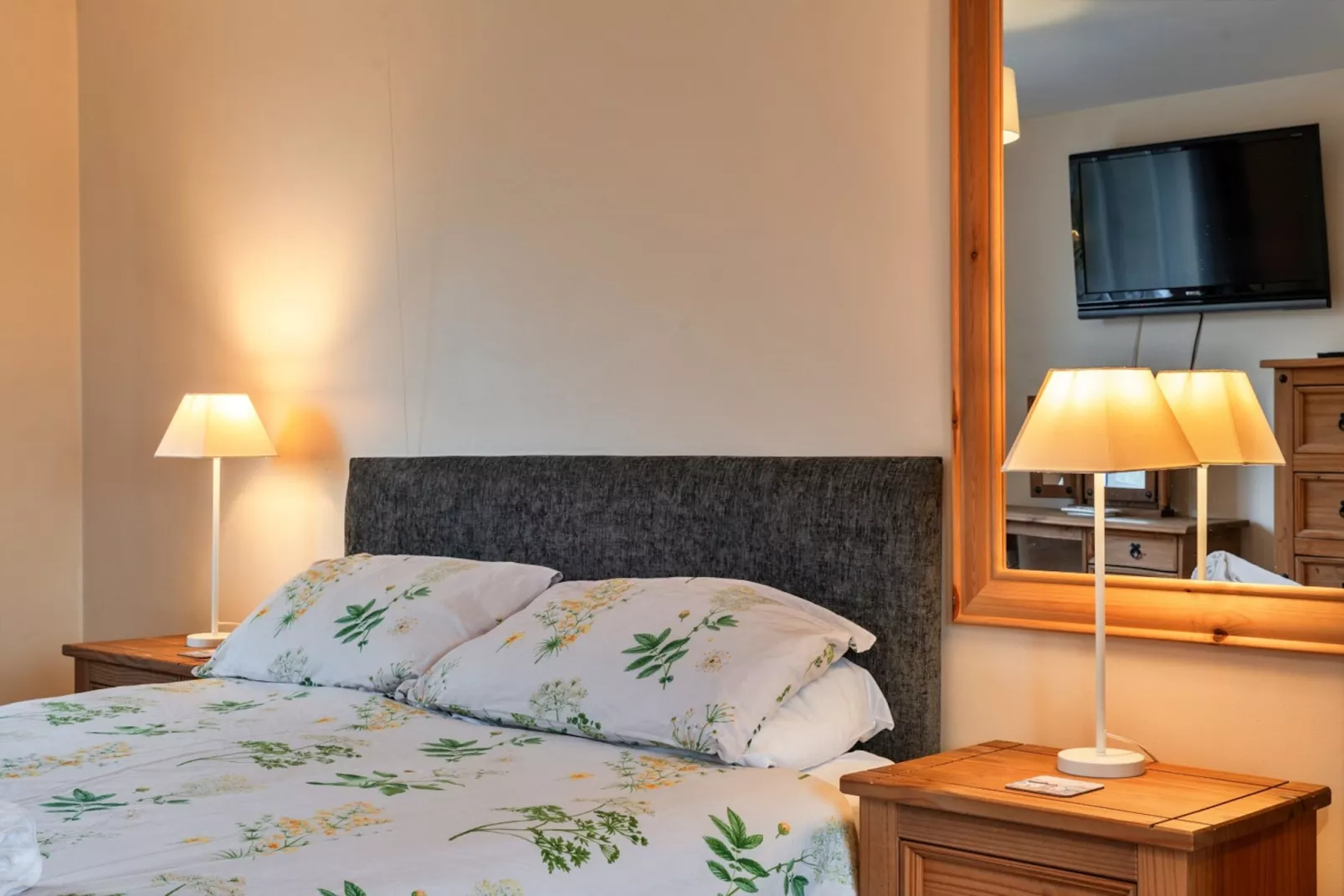 No.1 Gladys' Orchard-Bedroom
