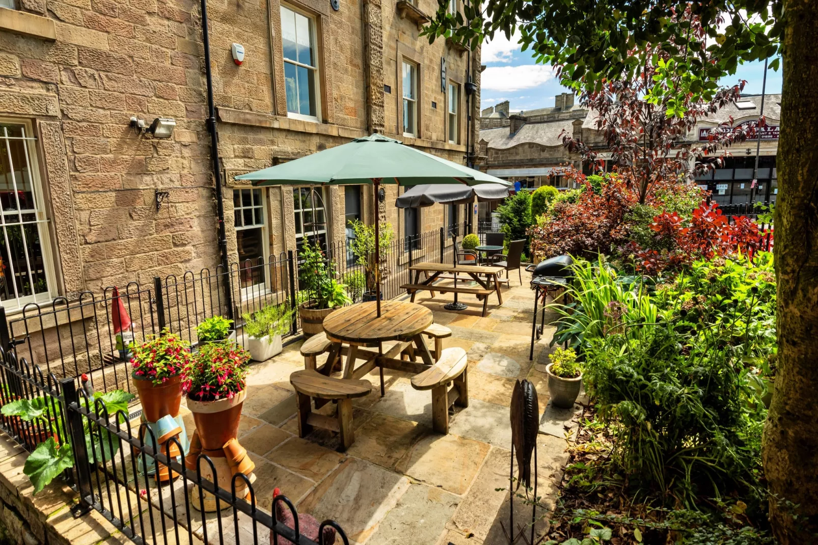The Old Post Office Apartment 1-Gardens summer