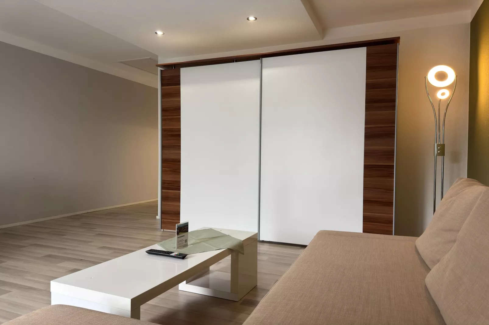 4 Personen App-Salon