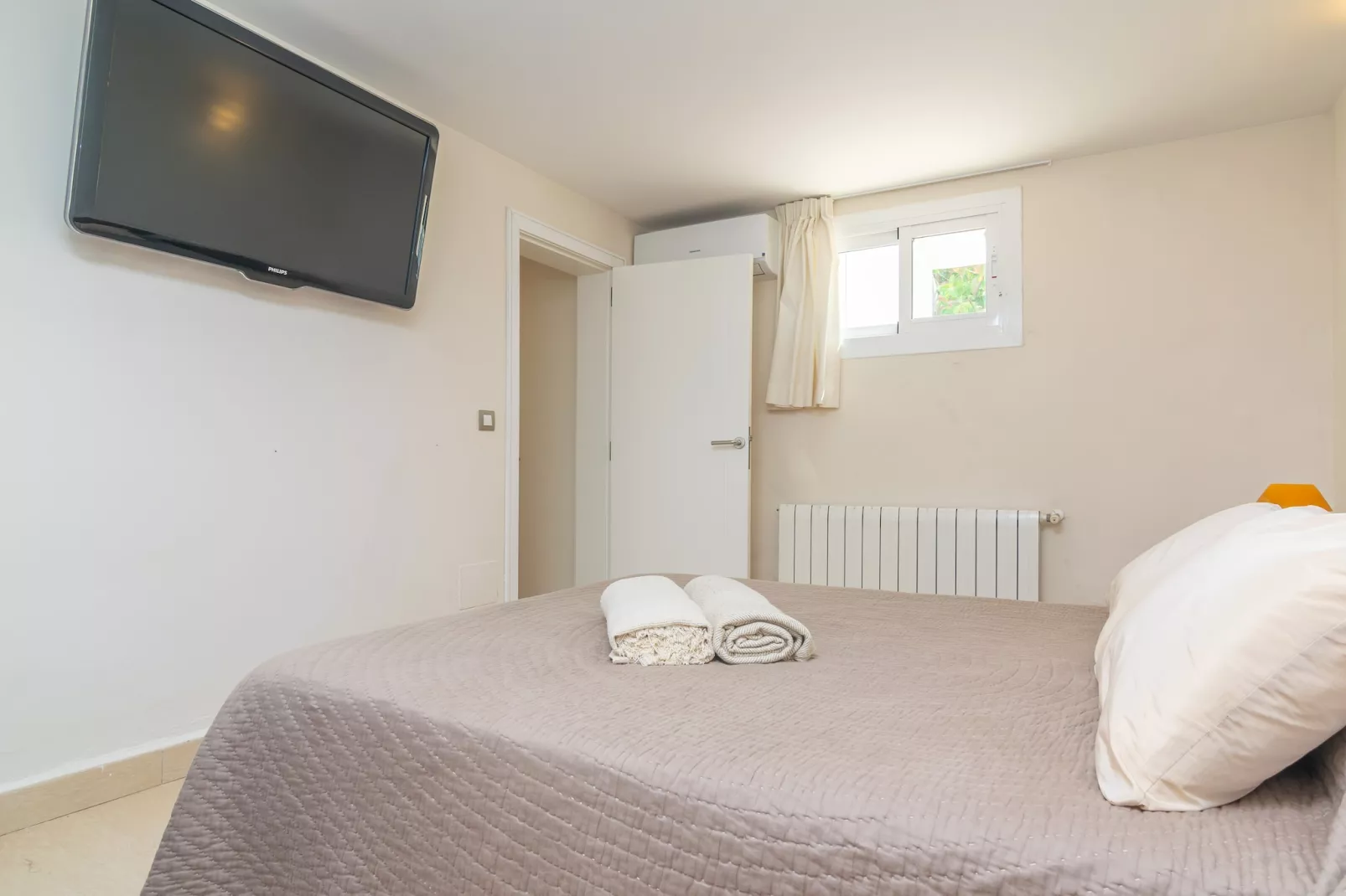 RomanÍ-Bedroom