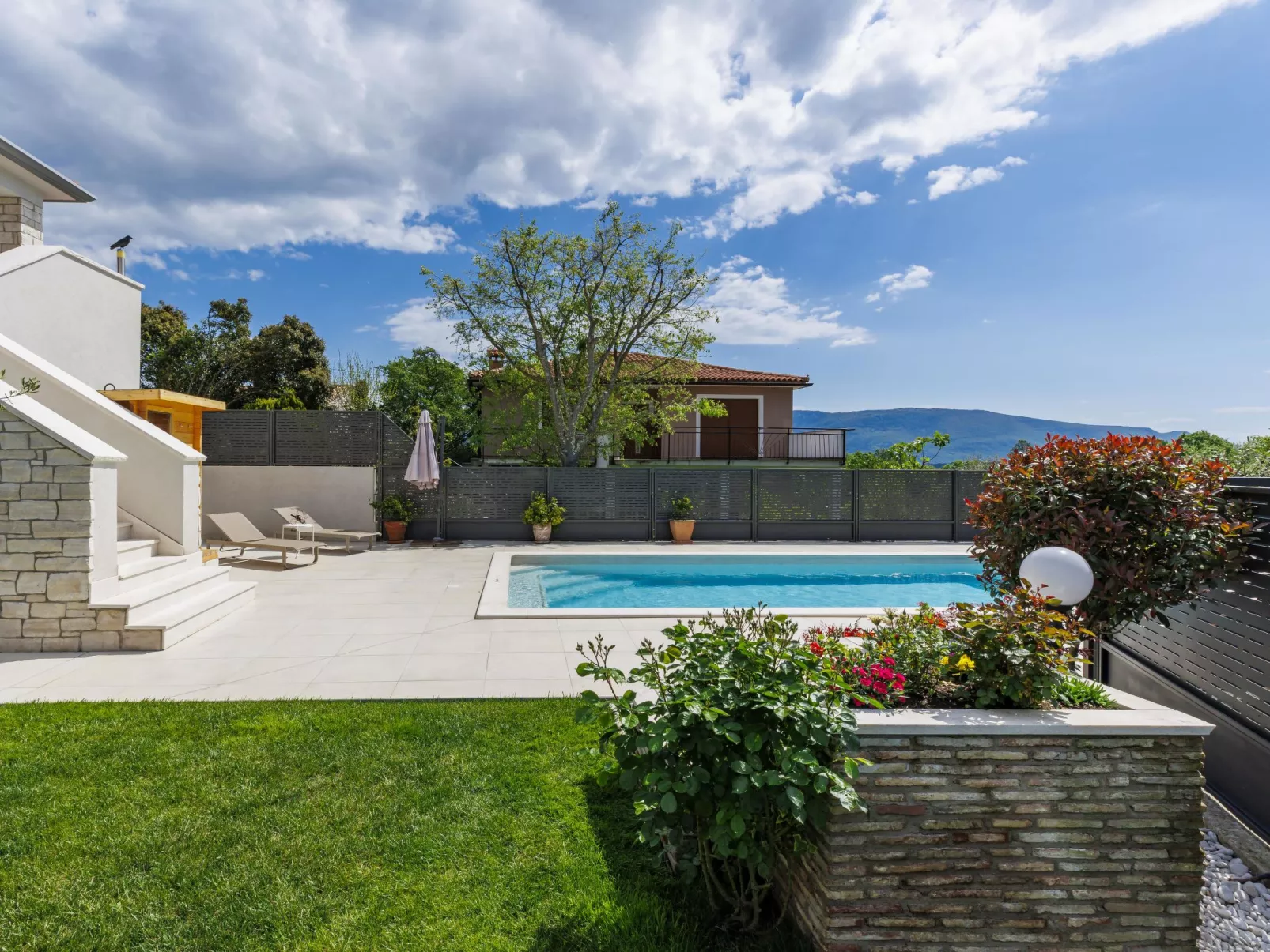 Villa Lora-Draußen