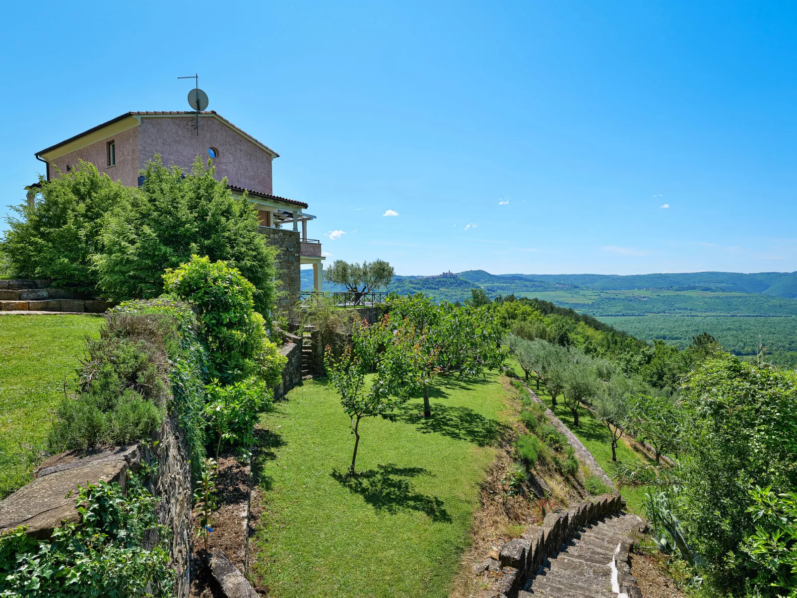 Villa Over the Hilltop-Draußen