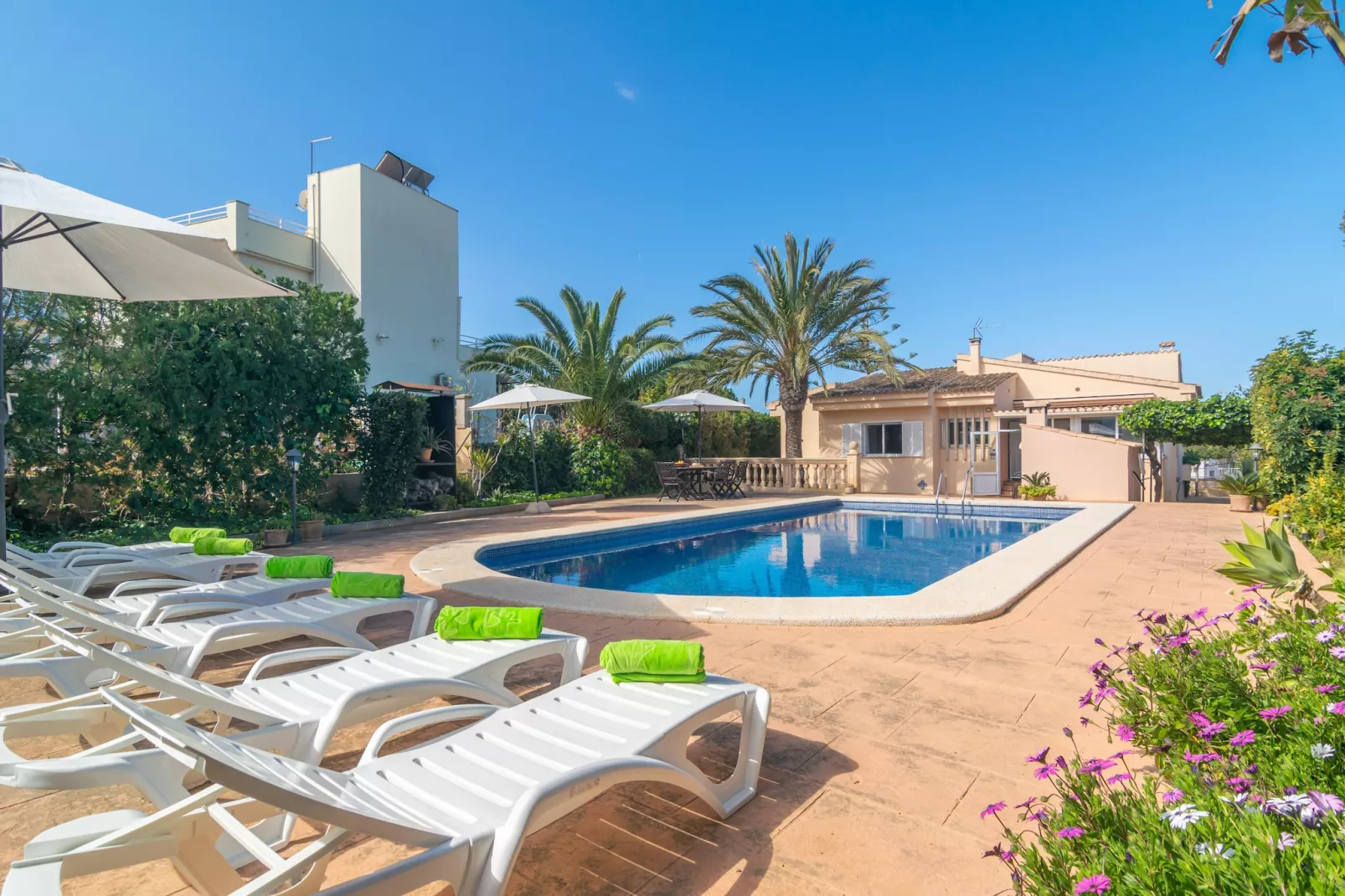Can Moragues & Martorell-Schwimmbad