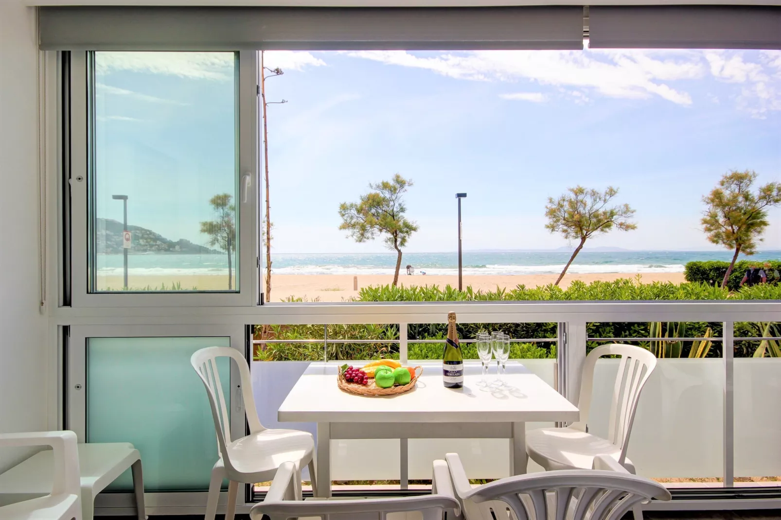 RESIDENCE DE LA PLAGE BJS 3 Roses-Terrassenbalkon