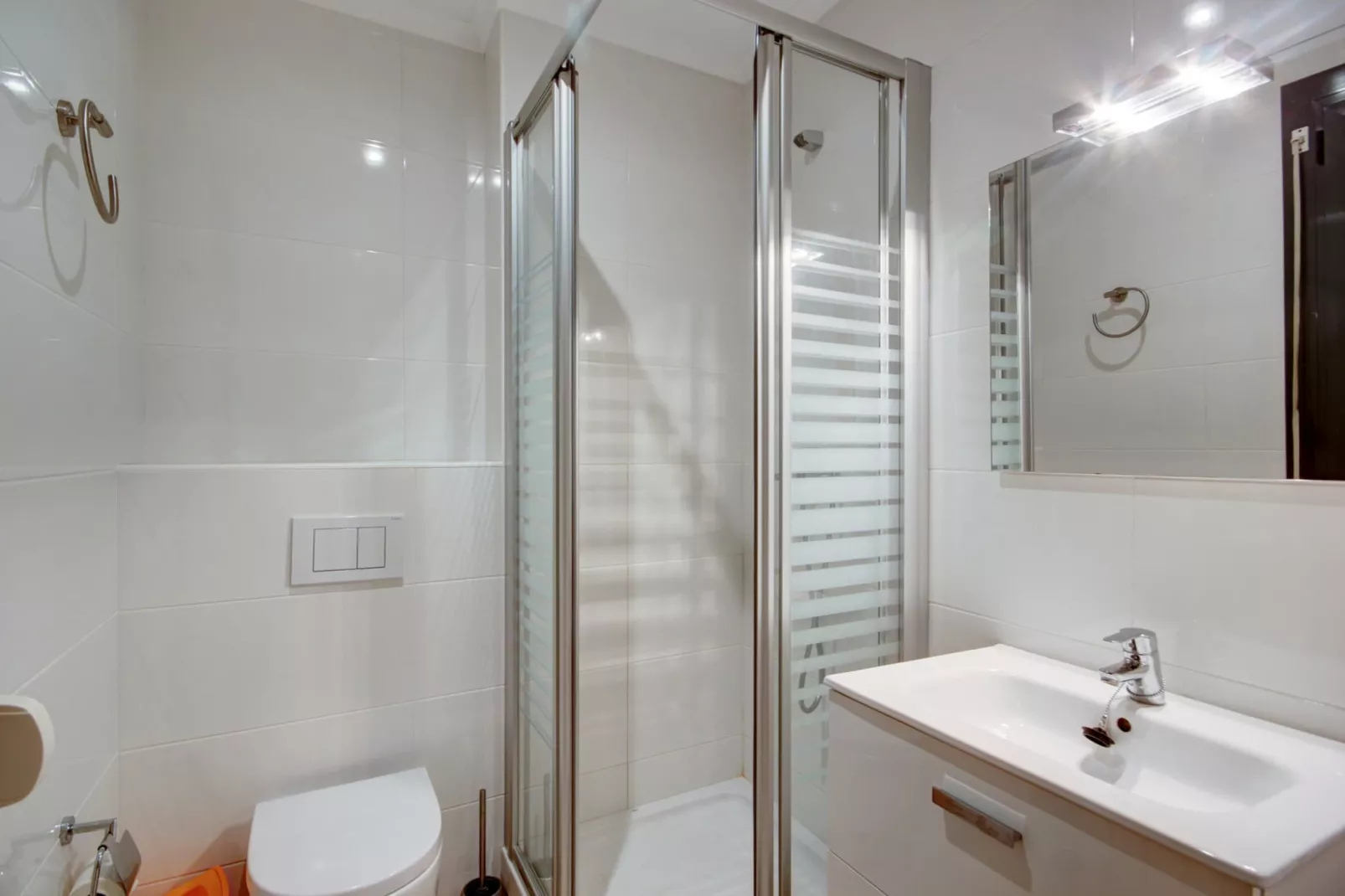 P.C. LLEVANT 3 1 Roses-Bathroom