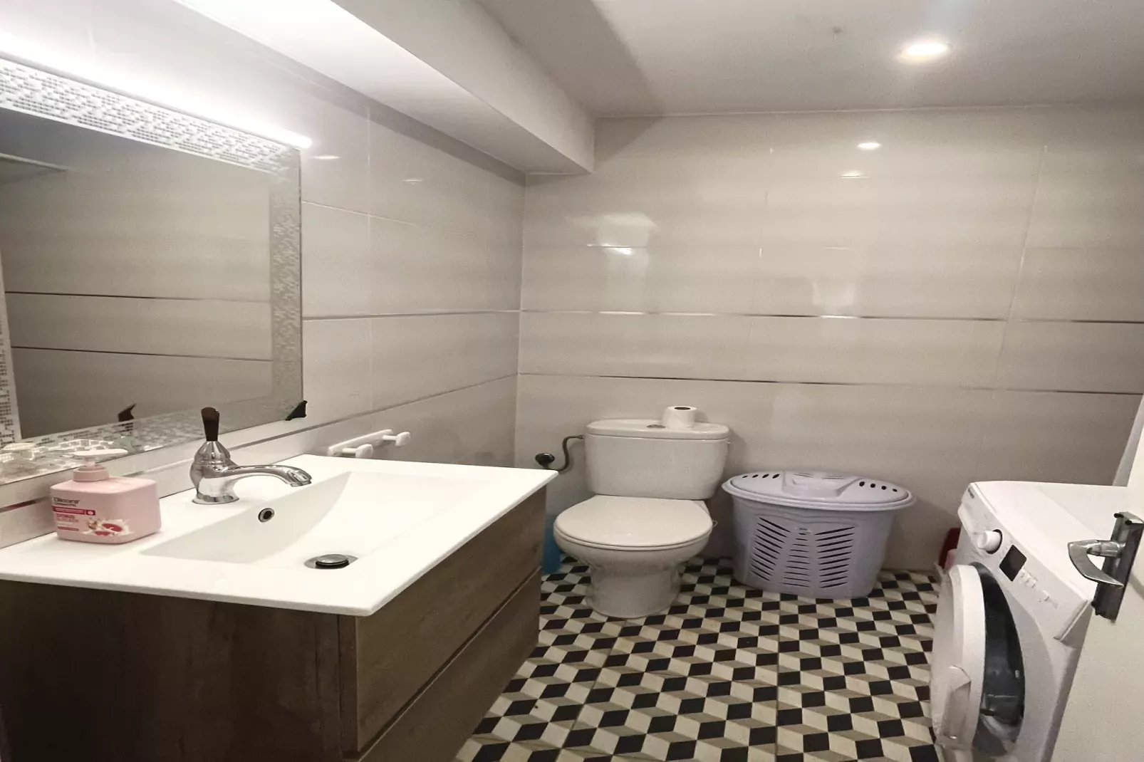 MONTGRIS 2-9-Bathroom