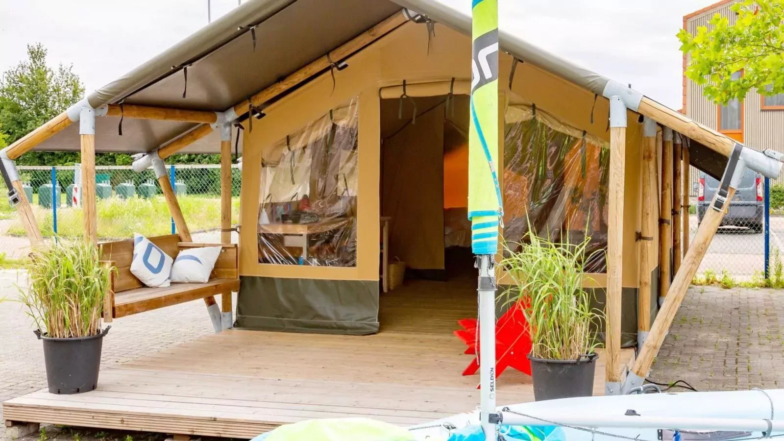Safaritent in Heeg-Exterior summer
