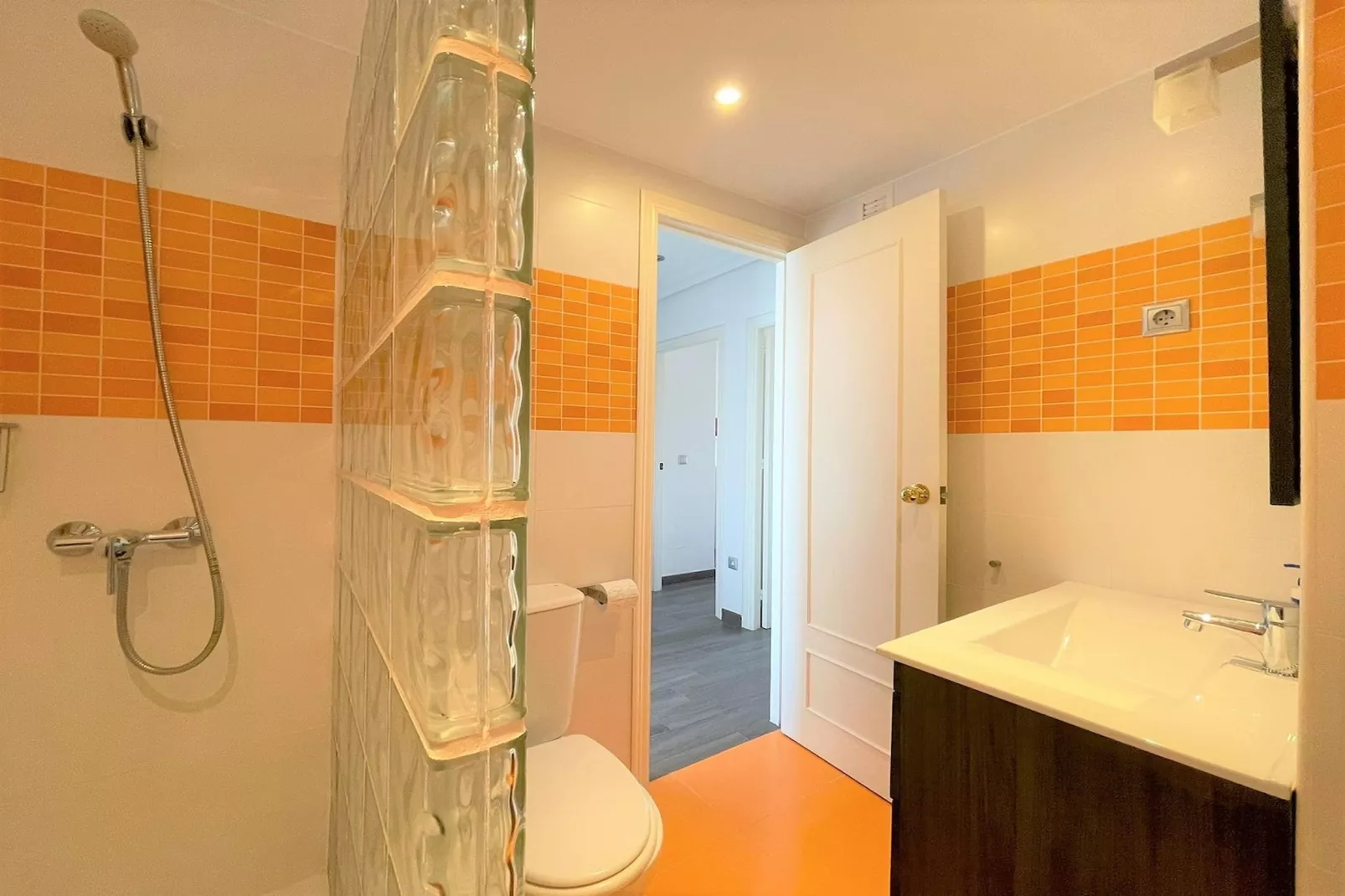Apartamento con piscina frente al mar en La Manga del Mar Menor-Salle de bain