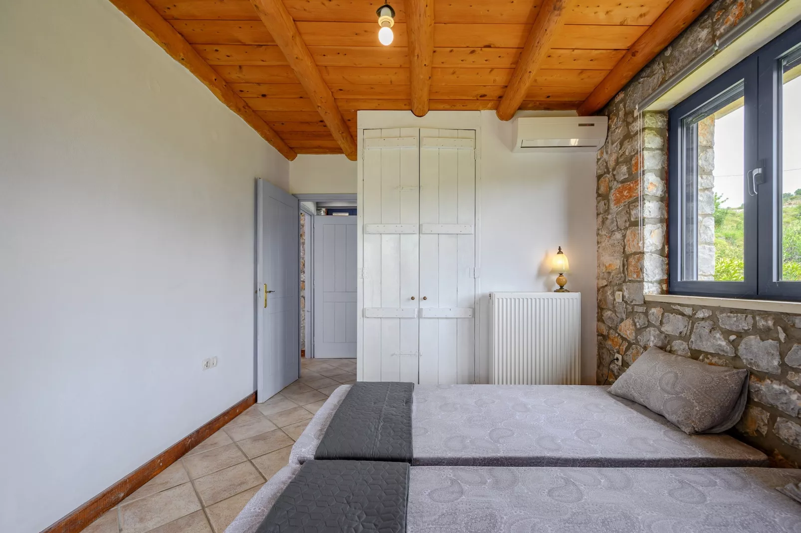 Rozare-Bedroom