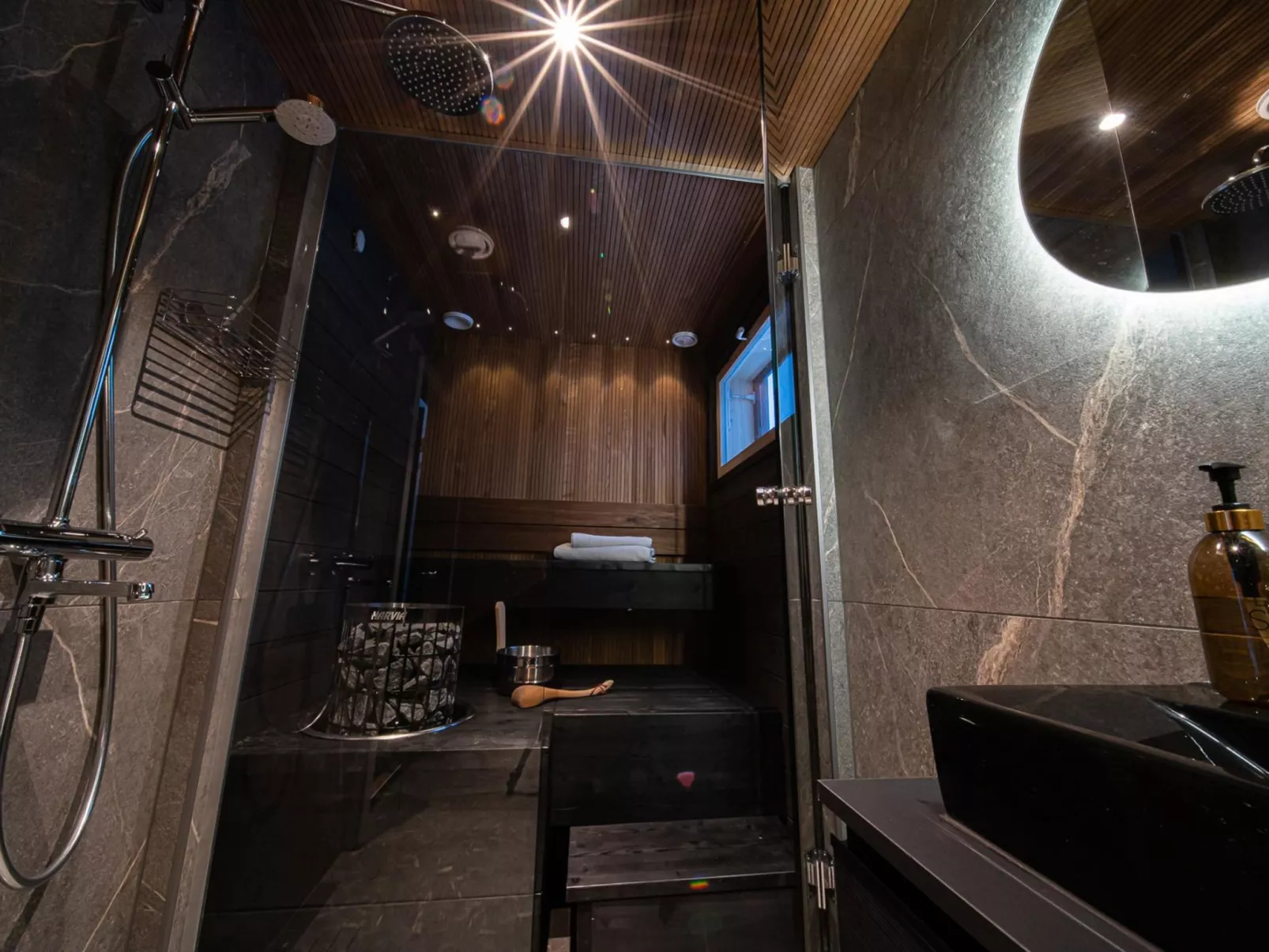 Levi sky iglo incl. hot tub-Inside