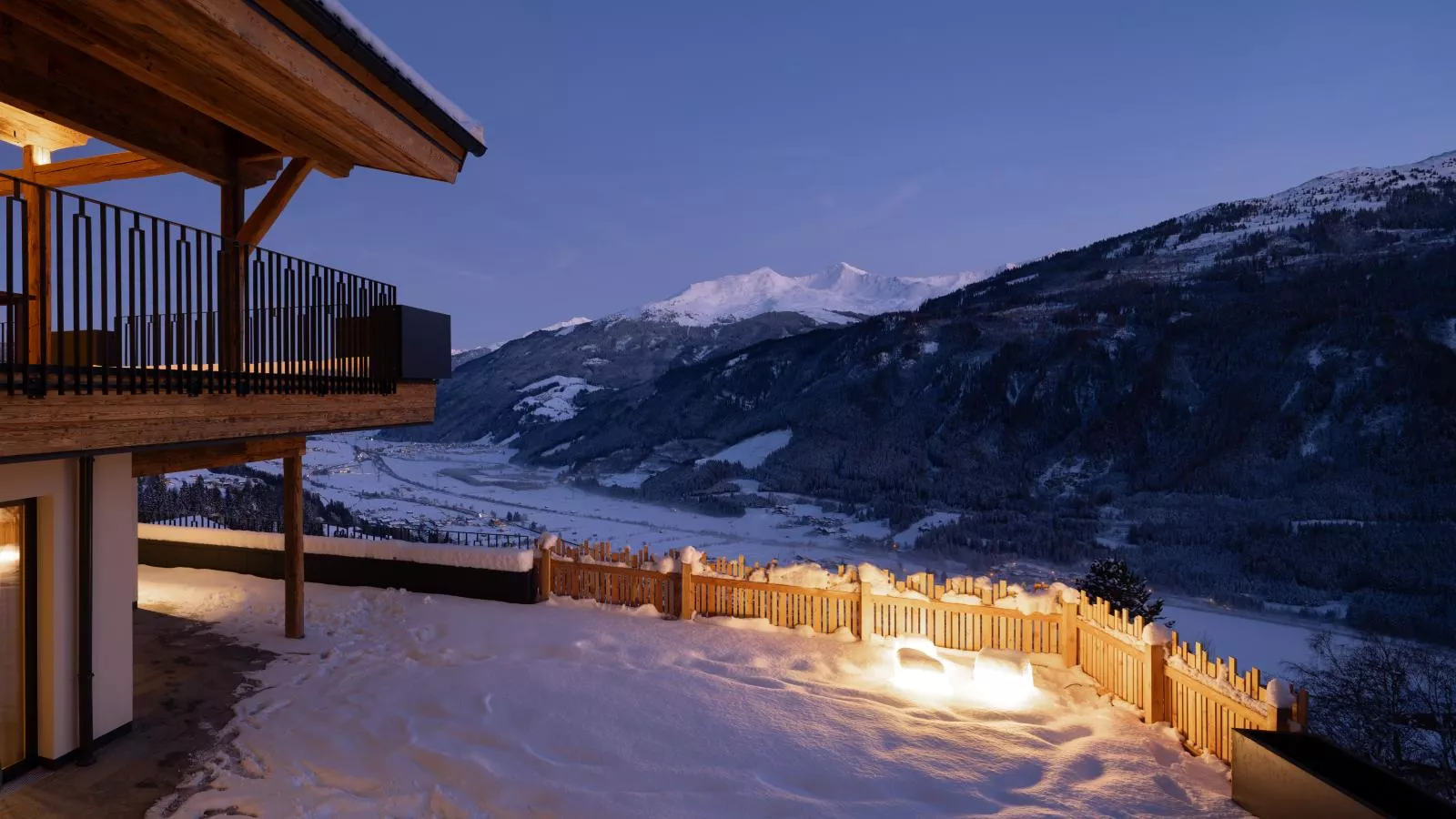 Das Haus am Berg-Garden winter