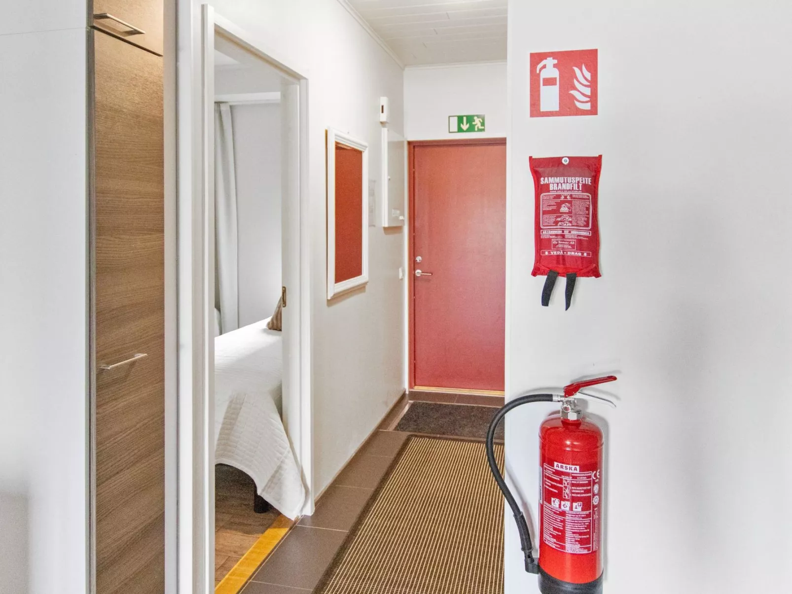 Skivillas 47 ukkohalla (a8)-Drinnen