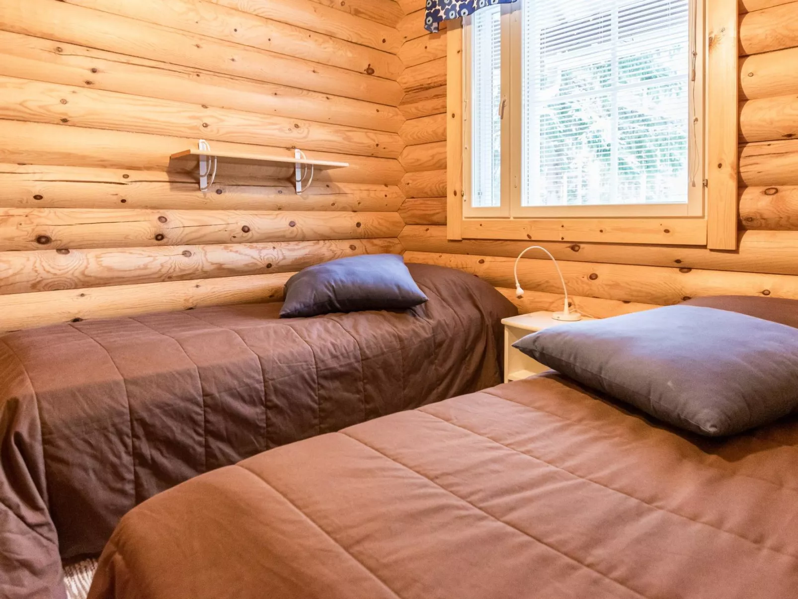 Kilpolan orvokki, pauliina ja karoliina-Inside