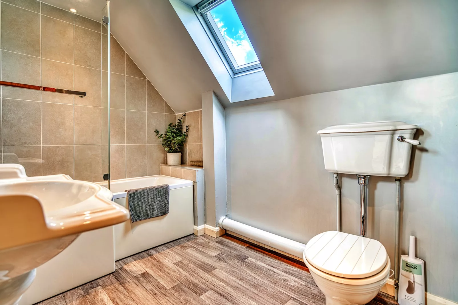 Gag Barn-Bathroom