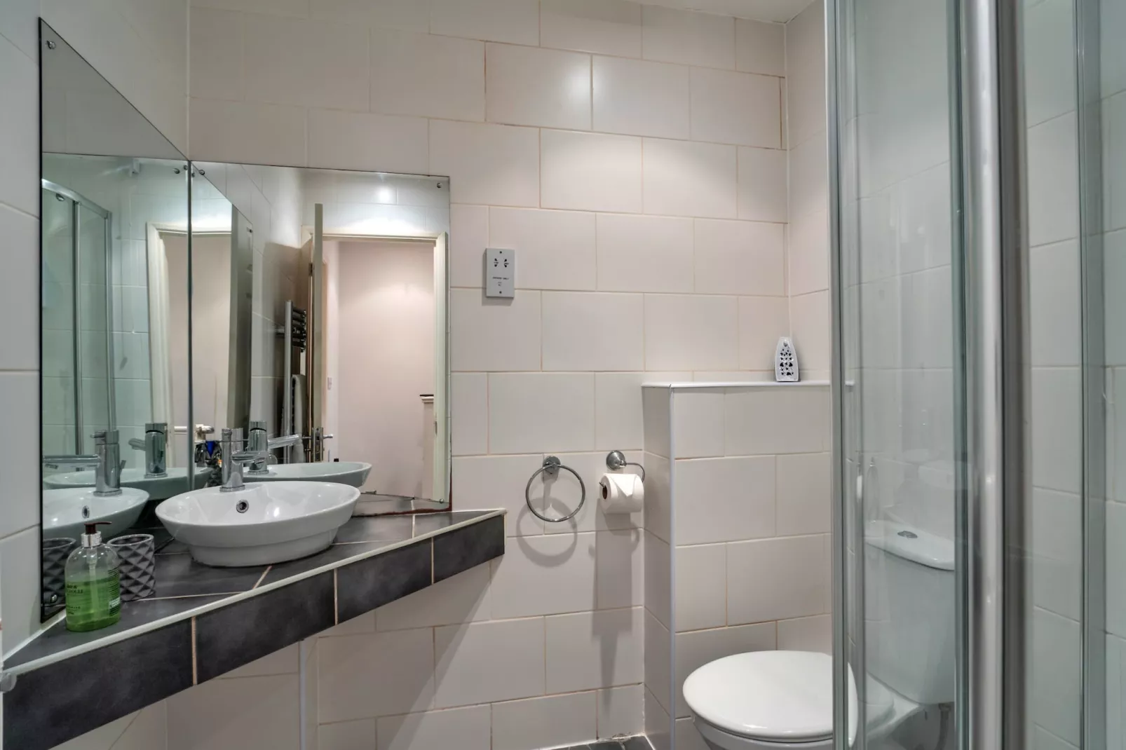 Carworgie Cottage-Bathroom