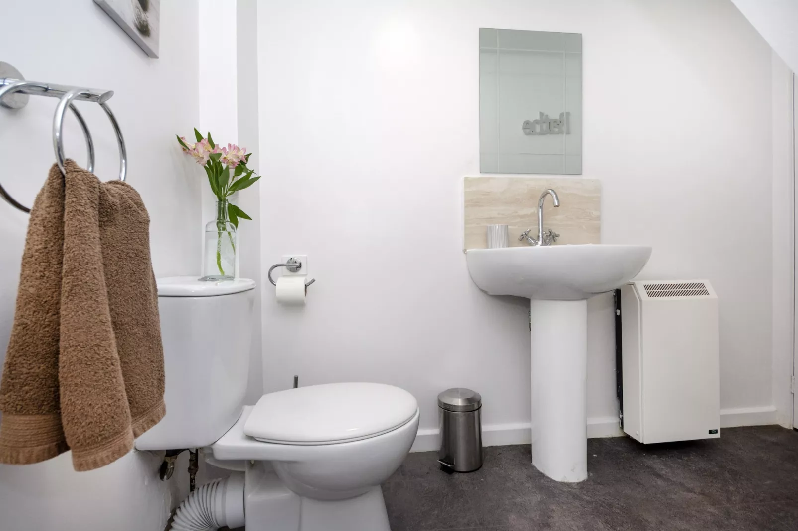 Ellie-Jo Cottage-Bathroom