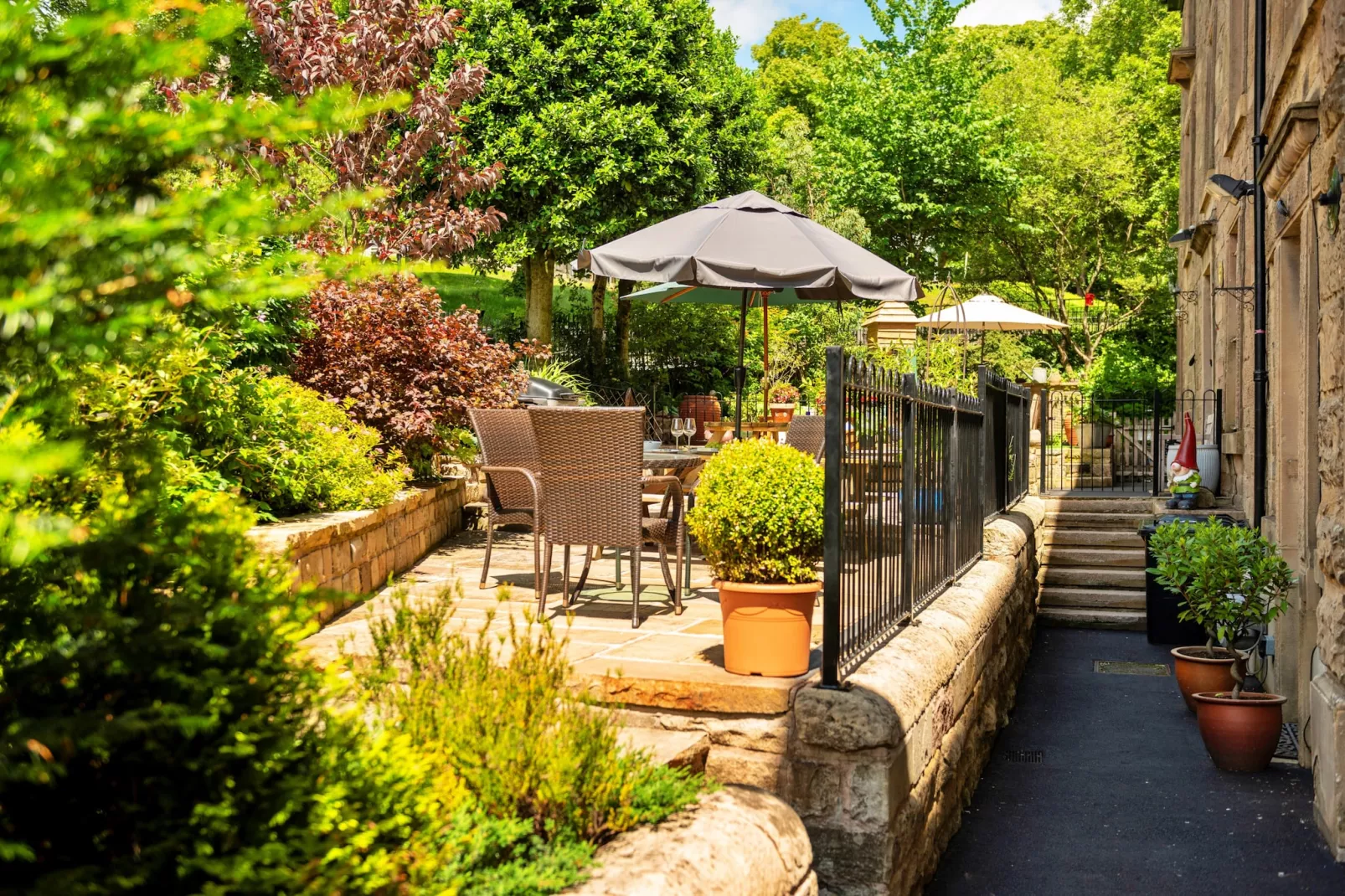The Old Post Office Apartment 1-Gardens summer