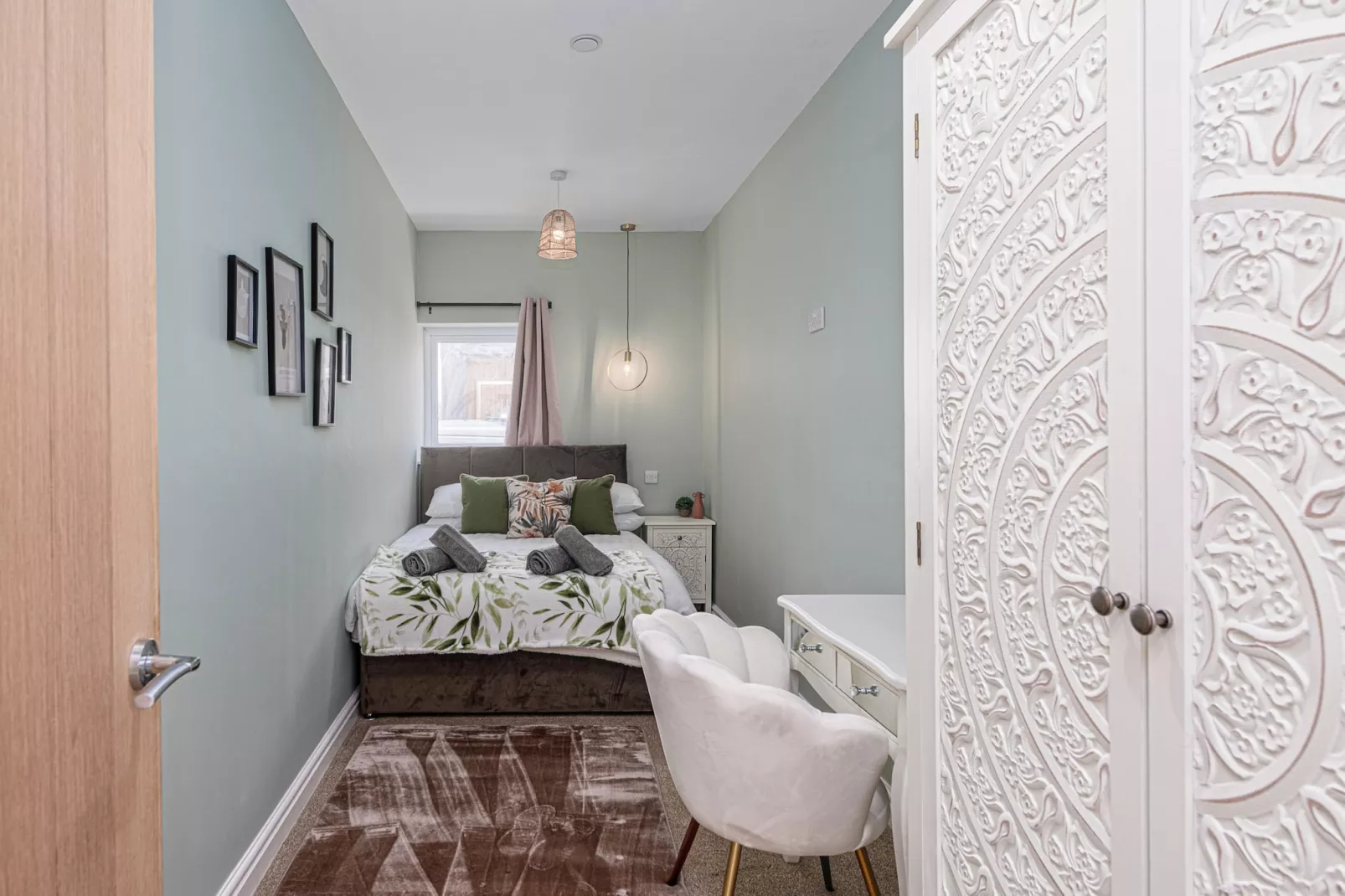 Peace Retreats Apartment - Pwllheli-Bedroom